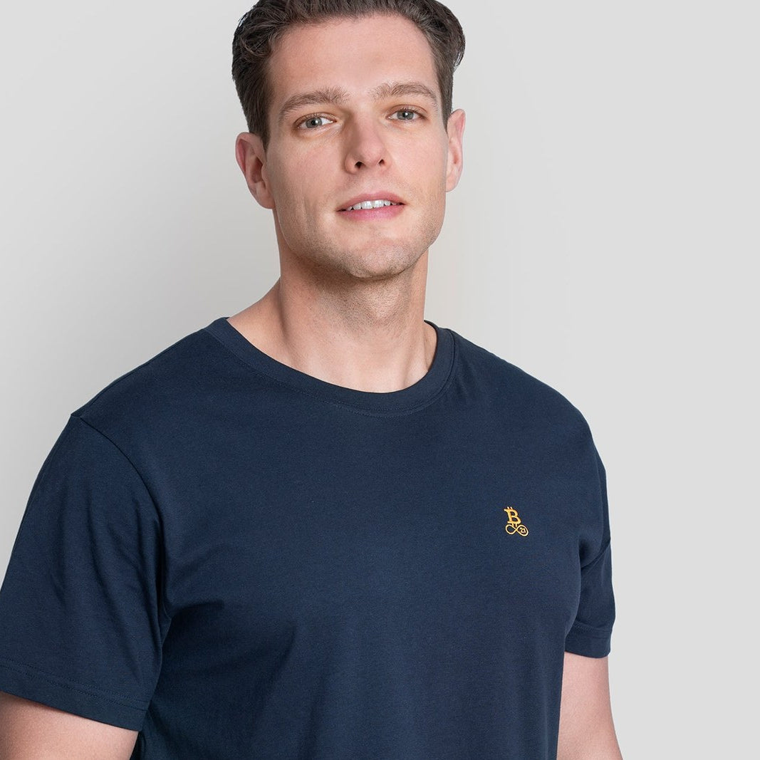 Model i Bitcoin T-shirt i Navy med broderet logo i orange — Bitcoin-tøj fra Bitcoin21