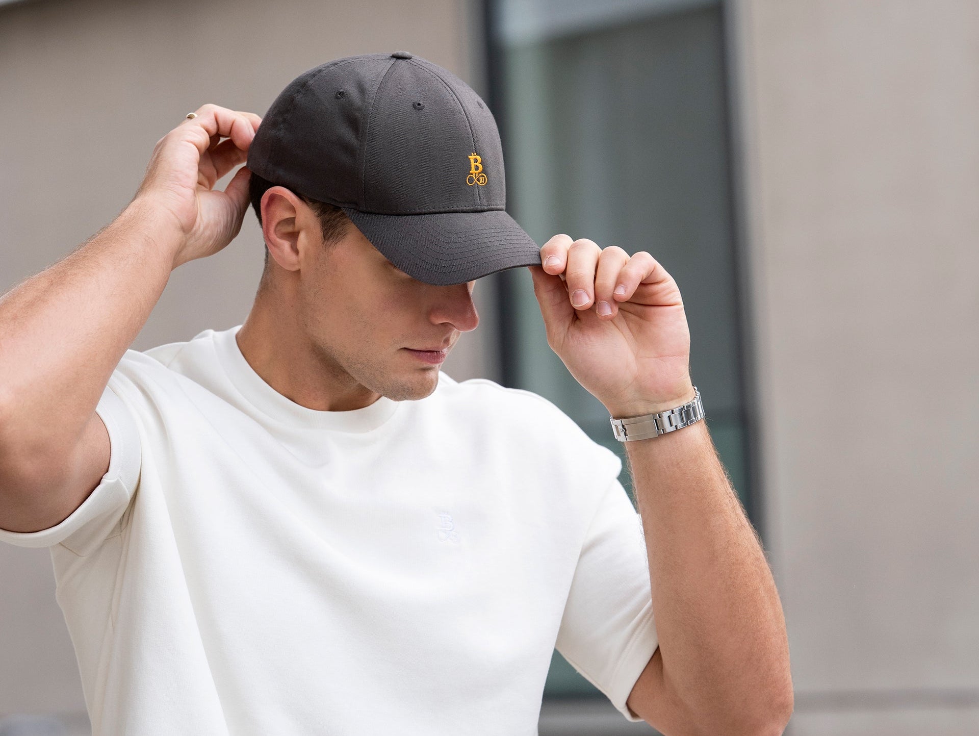 Bitcoin keps med broderad logotyp på modellen — integritet betyder att själv bestämma vem som ser vad