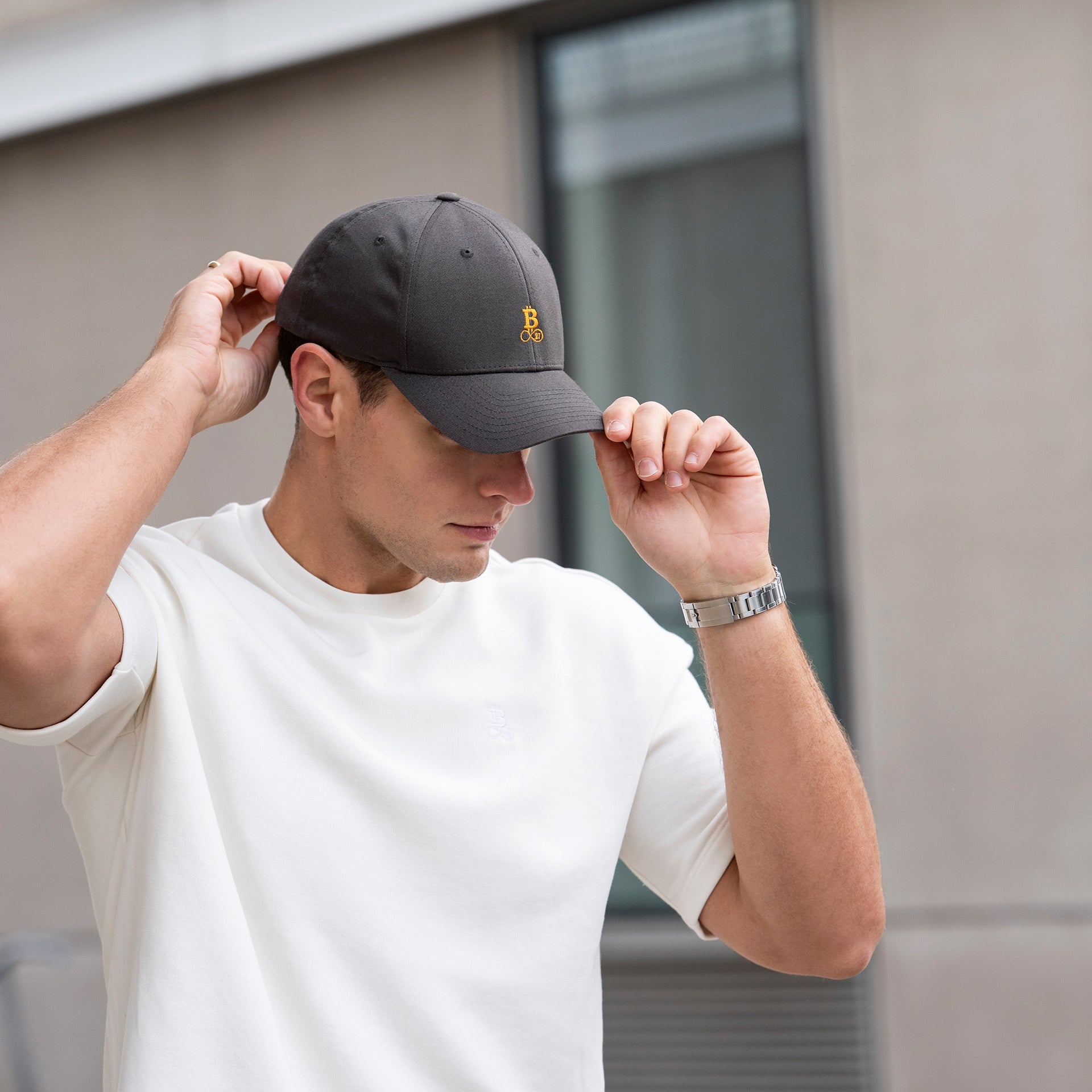 Bitcoin kasket med broderet logo på model — privatliv betyder selv at bestemme, hvem der ser hvad