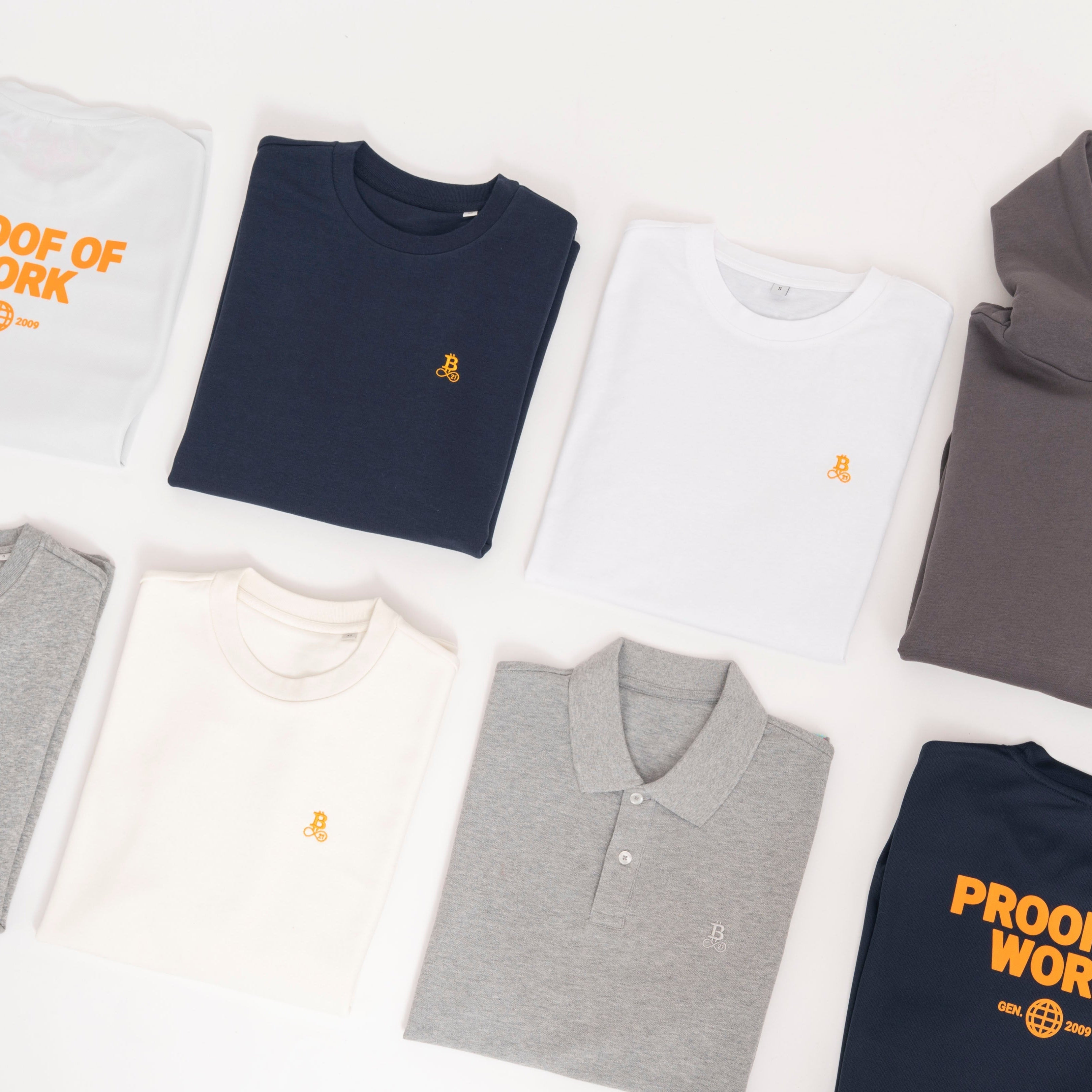 Bitcoin21-dele set ovenfra: hættetrøjer, T-shirts og poloshirt med broderet logo — få, gode basics frem for mængde