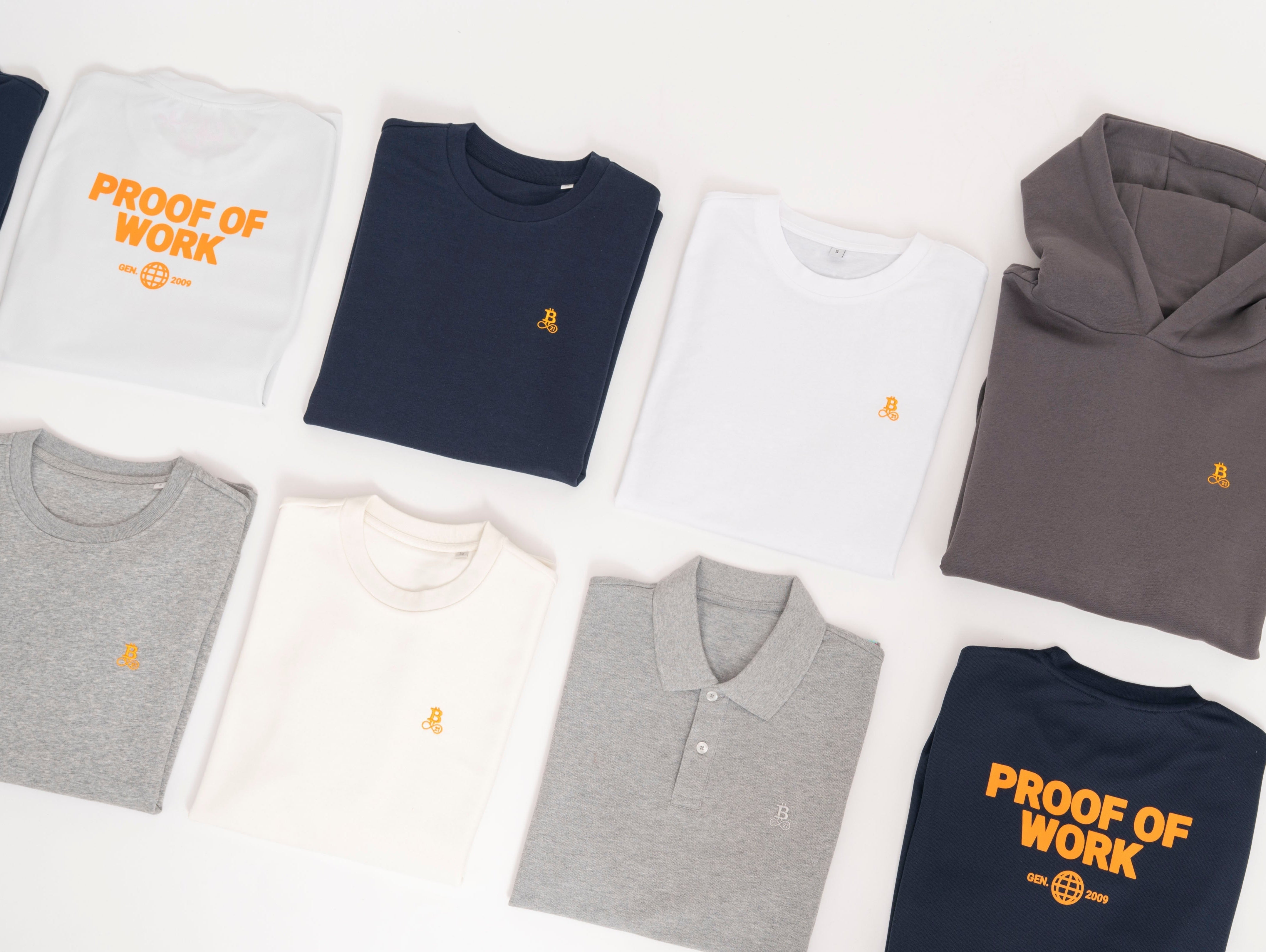 Bitcoin21-plagg uppifrån: luvtröjor, T-shirts och pikétröja med broderad logotyp — få, bra basics istället för massor
