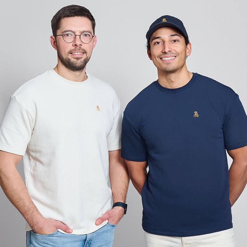 Tobi og Henry fra Bitcoin21 i studiet, Basic T-shirts med broderet logo — Low Time Preference i hverdagen