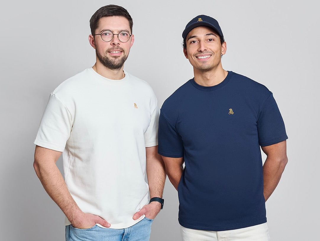 Tobi och Henry från Bitcoin21 i studion, Basic T-shirts med broderad logotyp — Low Time Preference i vardagen