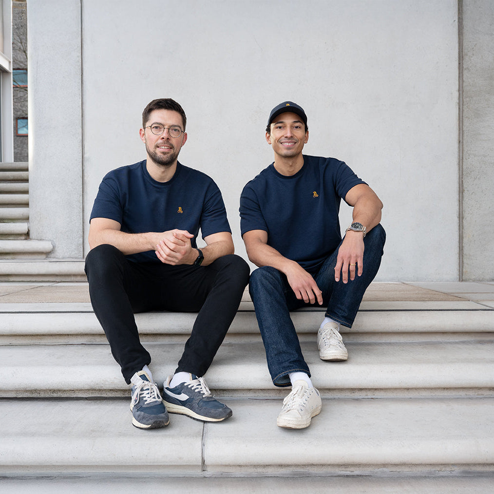 Tobi og Henry fra Bitcoin21 på betontrapper i Hamborg, begge i Bitcoin T-shirt med broderet logo