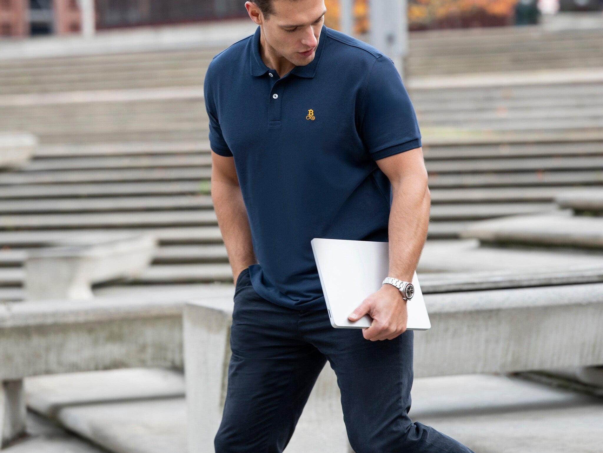 Bitcoin21 Poloshirt 220gsm Pique Regular Fit in Navy mit orangefarbenem Logo