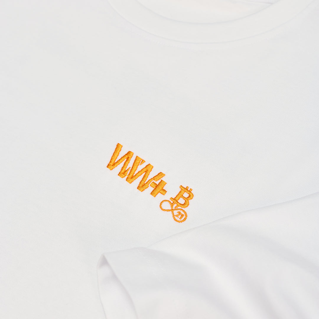 T-shirt Bitcoin WeWill+ White – vista dettaglio tessuto/vestibilità in Nero T-shirt Bitcoin WeWill+ Black Privacy – vista dettaglio tessuto/vestibilità in Bianco
