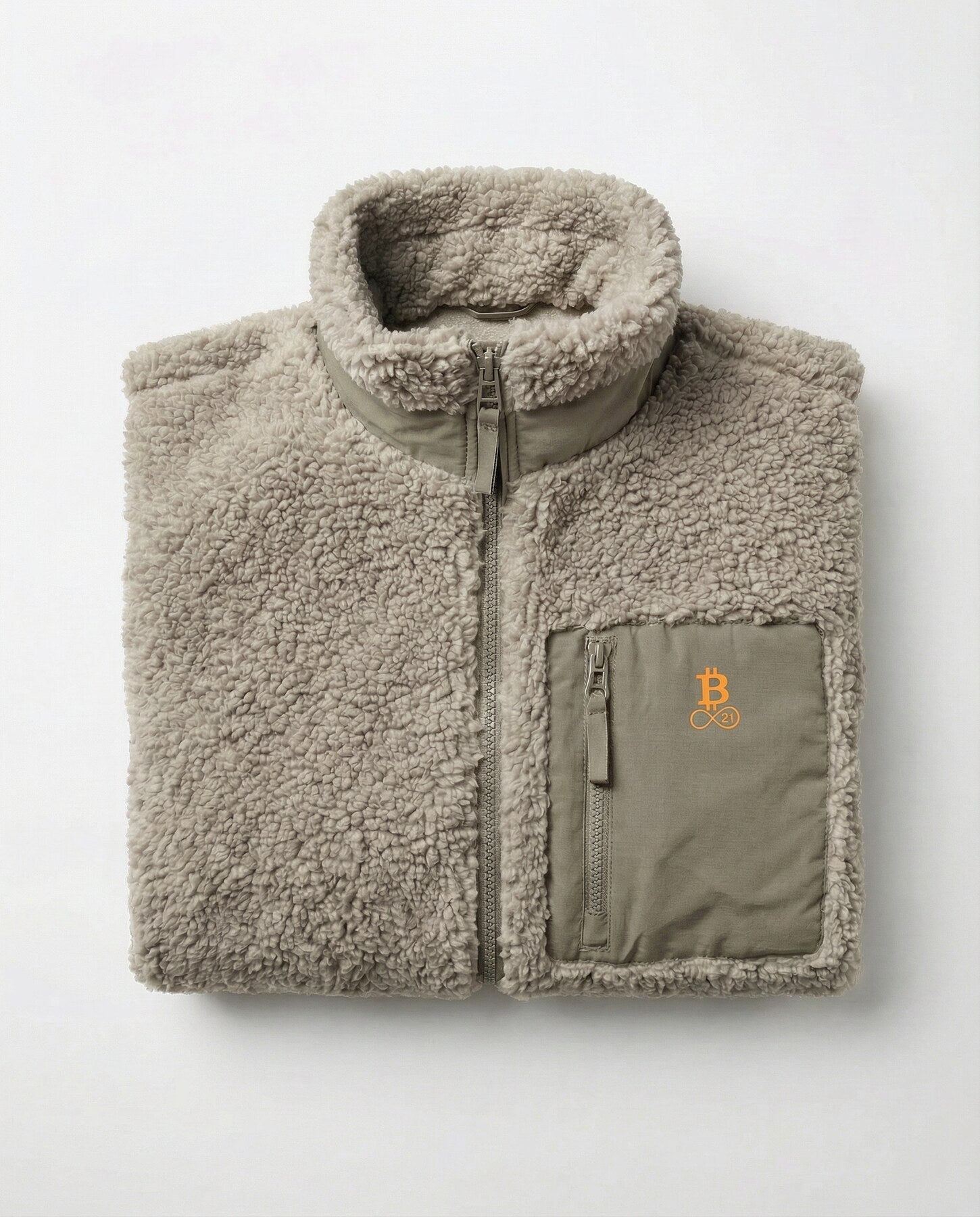 Bitcoin Sherpa-Jacke beige aus Teddy-Fleece mit gesticktem Bitcoin21 Logo, freigestellt vor hellem Hintergrund