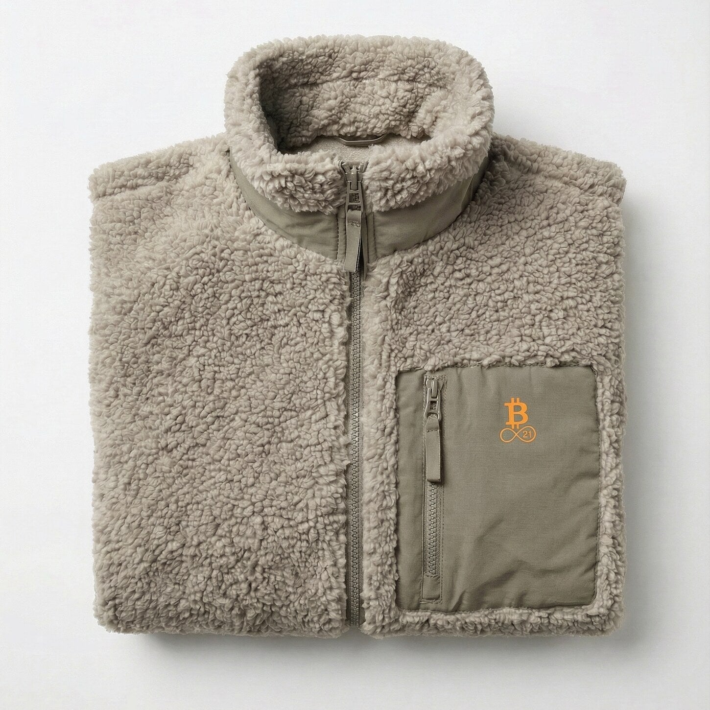 Bitcoin Sherpa-Jacke beige aus Teddy-Fleece mit gesticktem Bitcoin21 Logo, freigestellt vor hellem Hintergrund