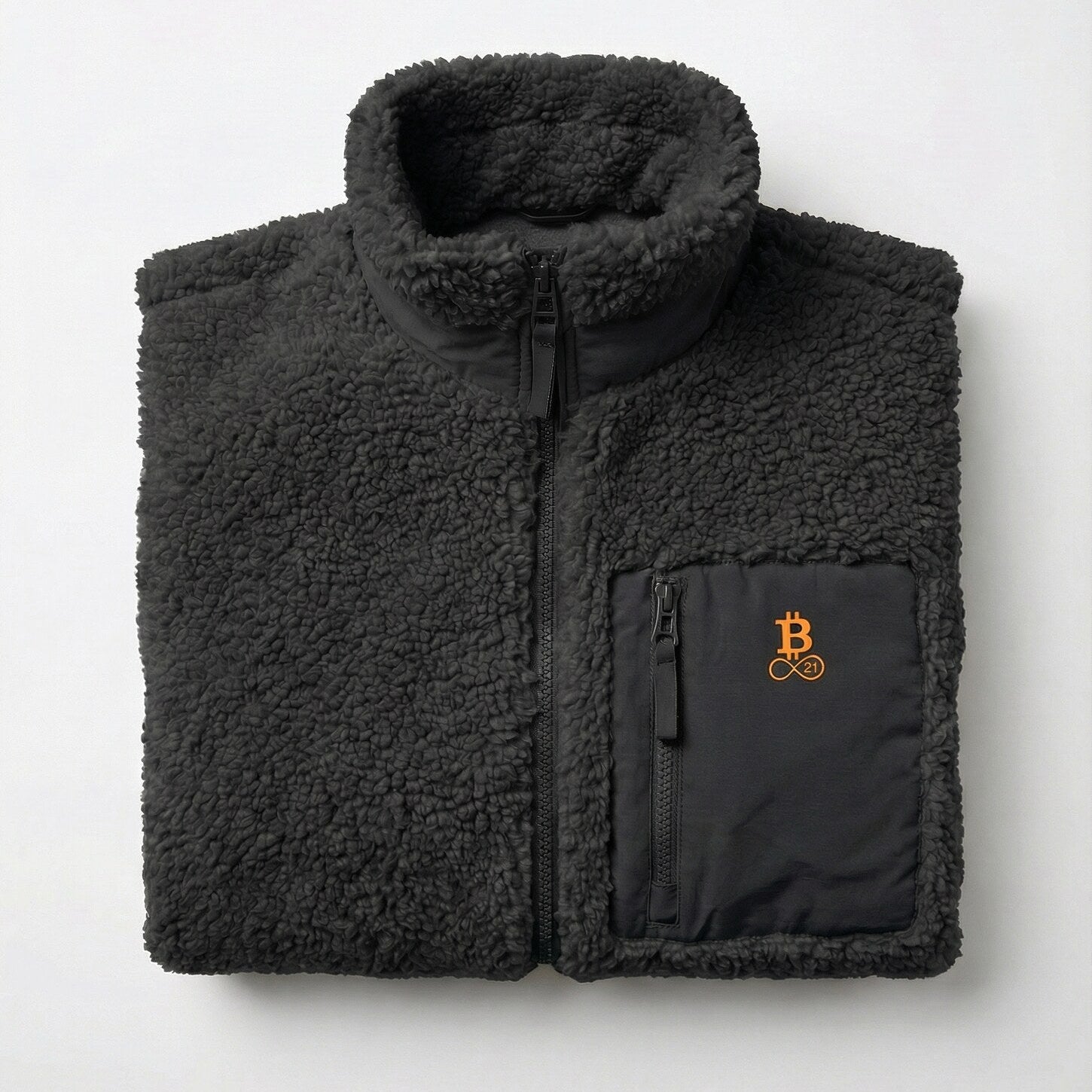Bitcoin Sherpa-Jacke schwarz aus Teddy-Fleece mit gesticktem Bitcoin21 Logo, freigestellt vor hellem Hintergrund