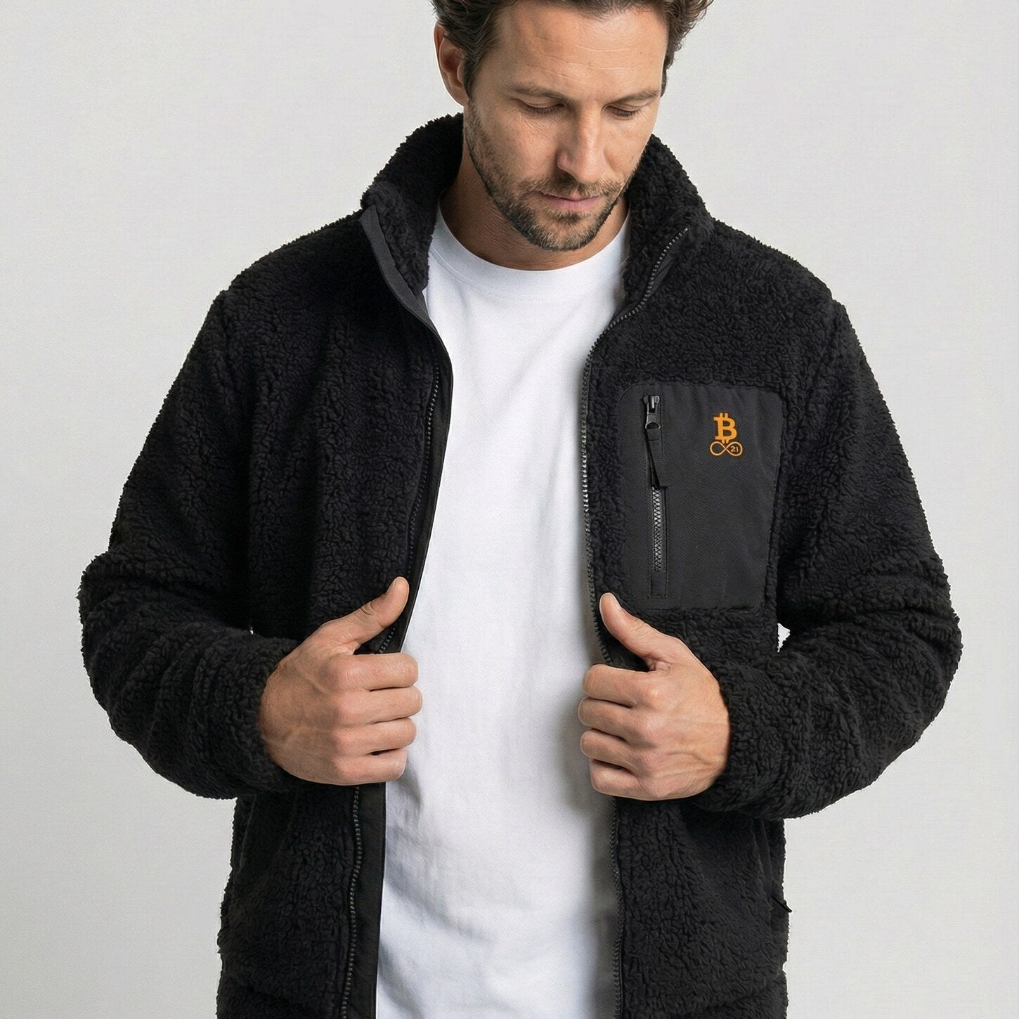 Bitcoin Sherpa-Jacke schwarz aus Teddy-Fleece, Frontansicht mit orangefarbenem Bitcoin21 Logo