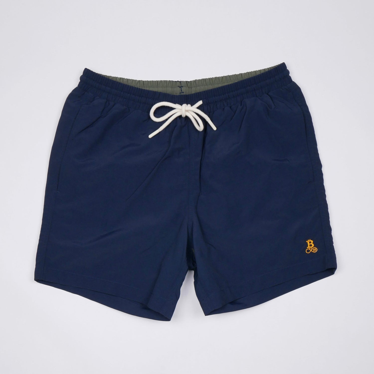 Costume da bagno Bitcoin da uomo con logo ricamato in blu navy stesa vista frontale