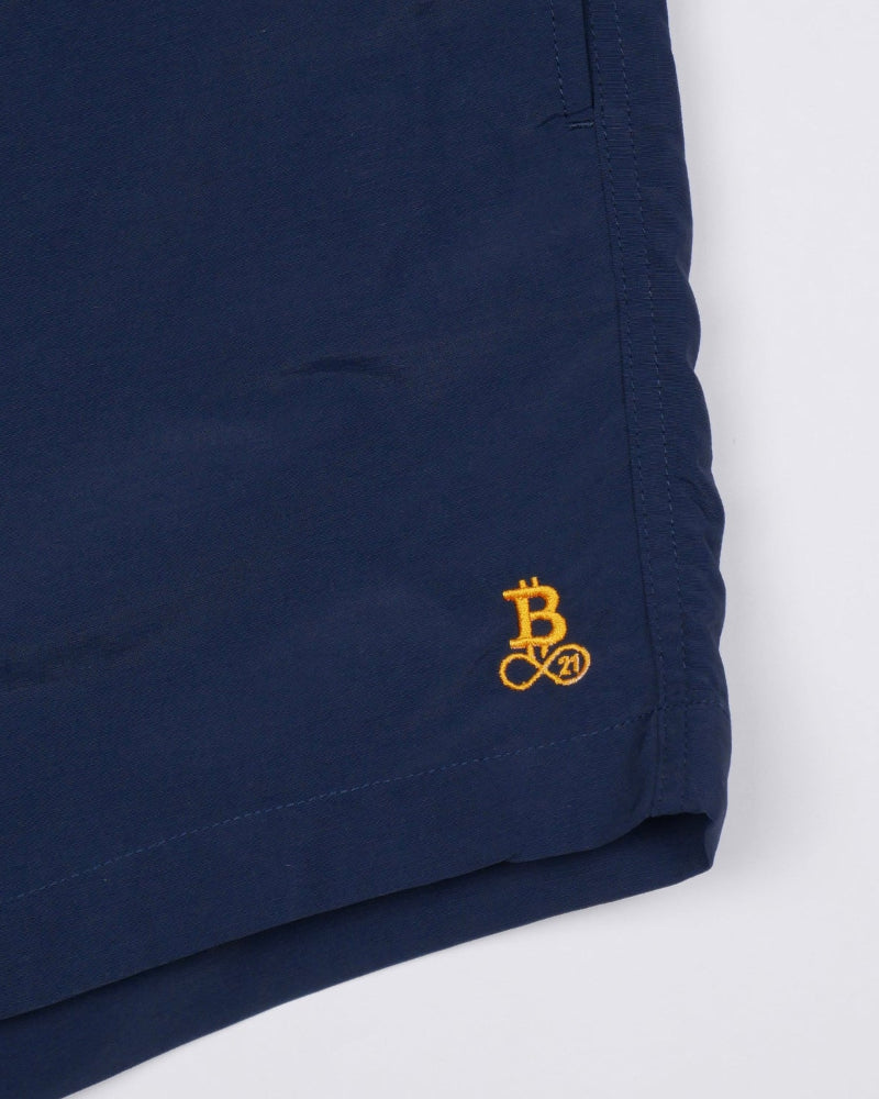 Bitcoin Herren Badehose Detailbild gesticktes Bitcoin21 Logo in Orange