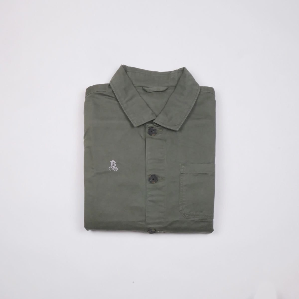 Bitcoin Worker Jacket Privacy in Washed Organic Khaki, gefaltet von vorn mit Ton in Ton gesticktem Bitcoin21-Logo