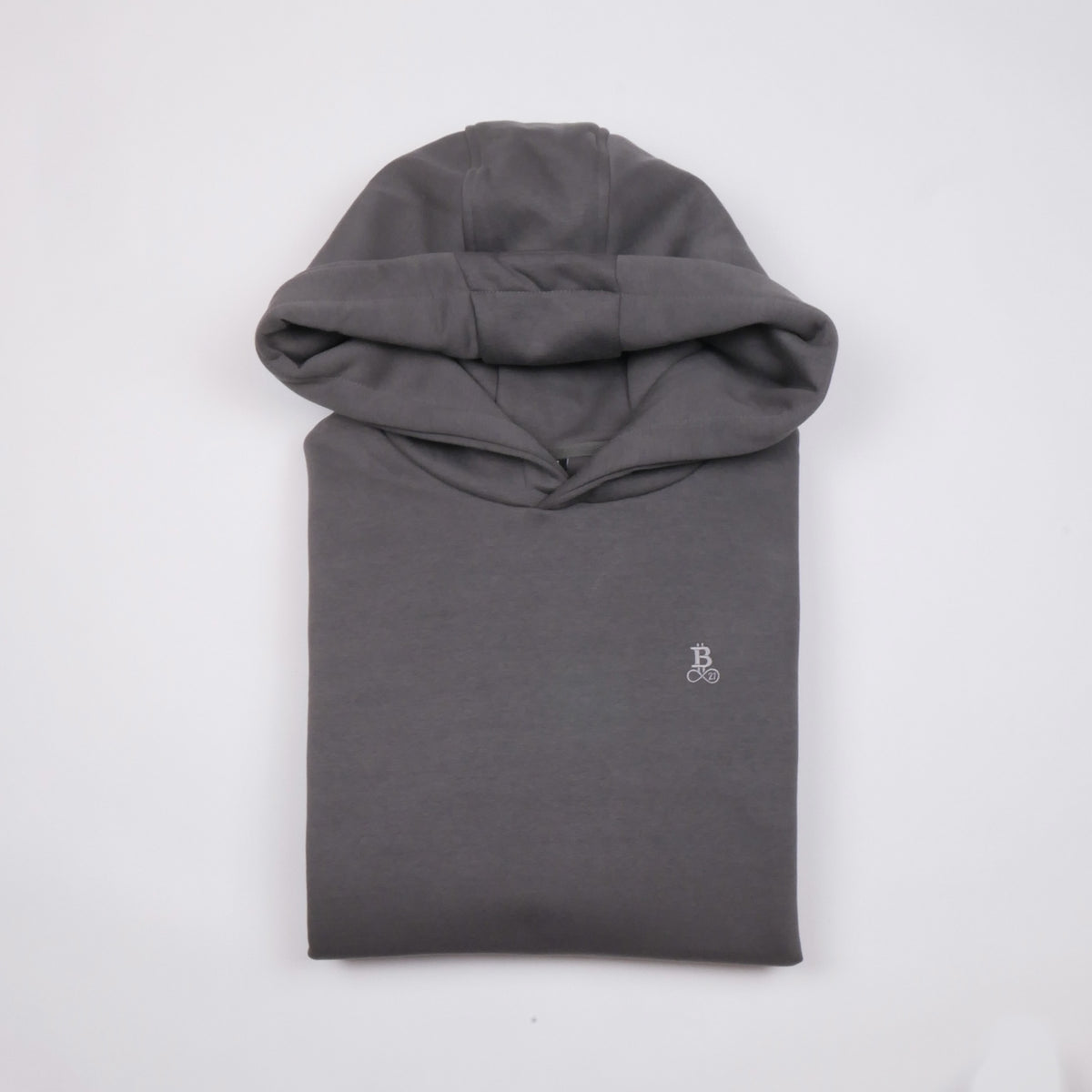 Bitcoin Hoodie Oversized Privacy in Dunkelgrau, gefaltet von vorn mit Ton in Ton gesticktem Bitcoin21-Logo