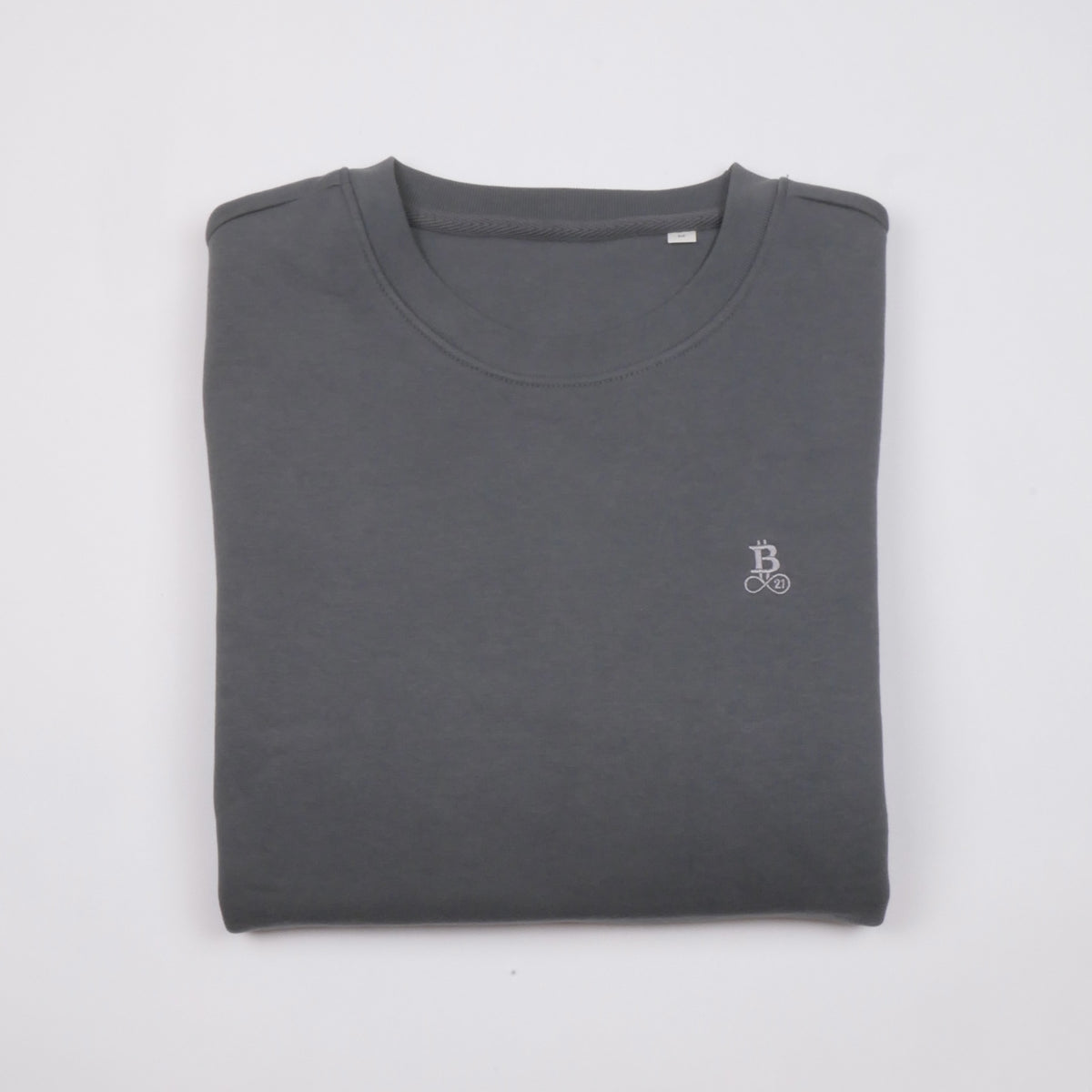 Bitcoin Sweatshirt Privacy in Dunkelgrau, gefaltet von vorn mit Ton in Ton gesticktem Bitcoin21-Logo
