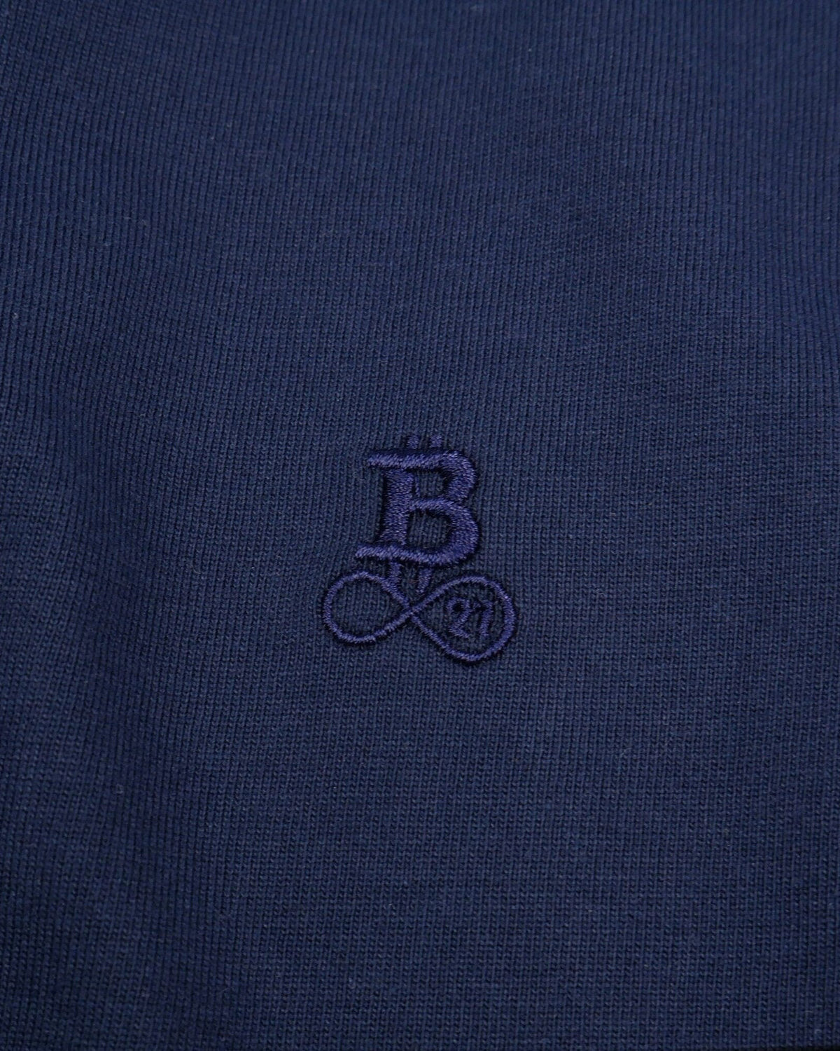 Bitcoin Basic T-Shirt Privacy in navy, 100% organic cotton, close-up of the tone-on-tone embroidered Bitcoin21 logo