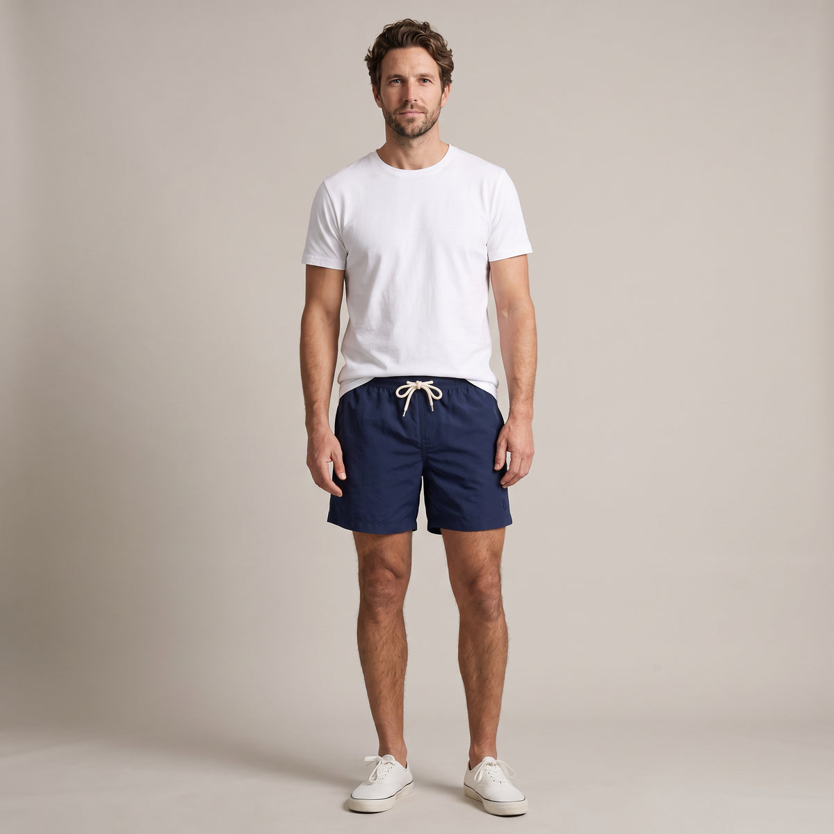 Bitcoin Badehose Privacy in Navy Blue, getragen, Vorderansicht mit Ton in Ton gesticktem Bitcoin21-Logo