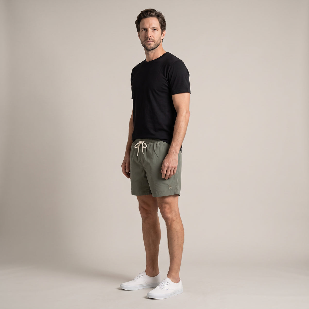 Bitcoin Badehose Privacy in Khaki, getragen, Vorderansicht mit Ton in Ton gesticktem Bitcoin21-Logo