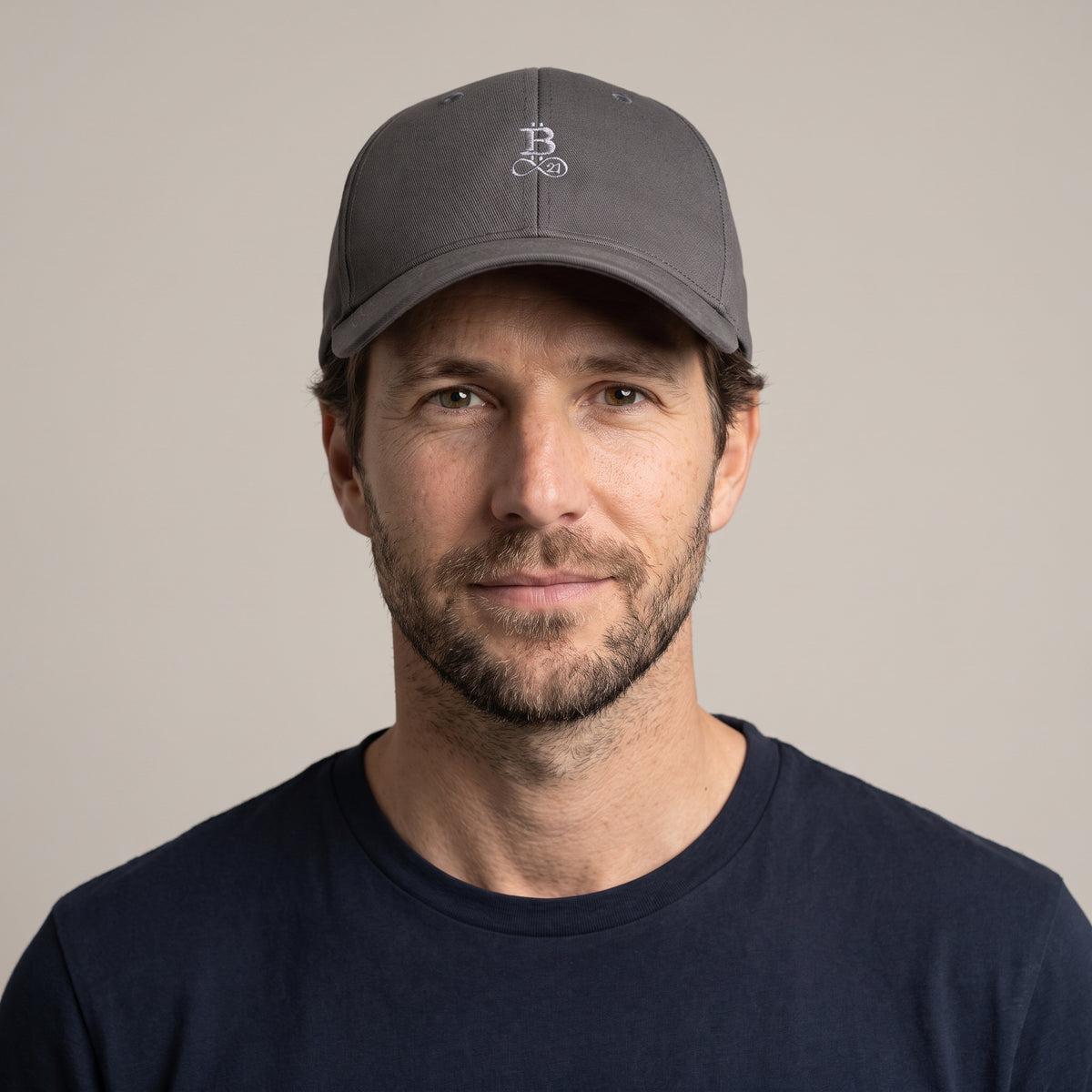 Bitcoin Cap Privacy in Dunkelgrau, getragen, Vorderansicht mit Ton in Ton gesticktem Bitcoin21-Logo