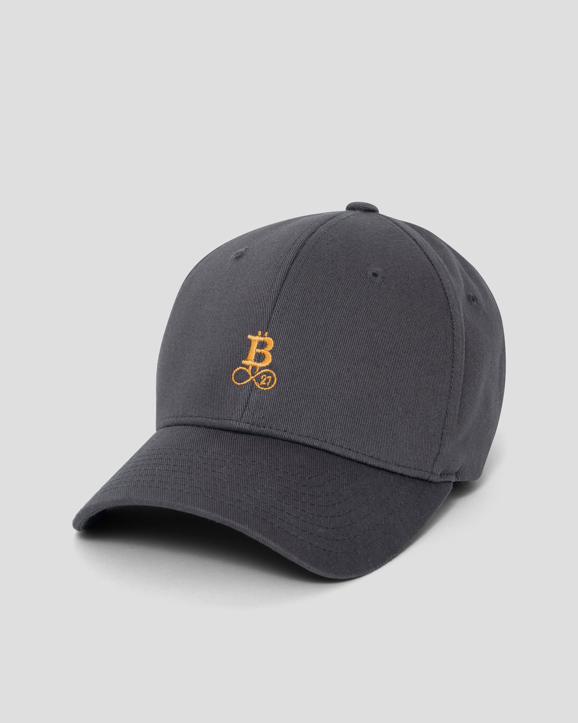 Bitcoin Cap grau aus Bio Baumwolle mit orangefarbenem Bitcoin21 Logo auf der Vorderseite, klassische Baseball Cap freigestellt vor hellem Hintergrund