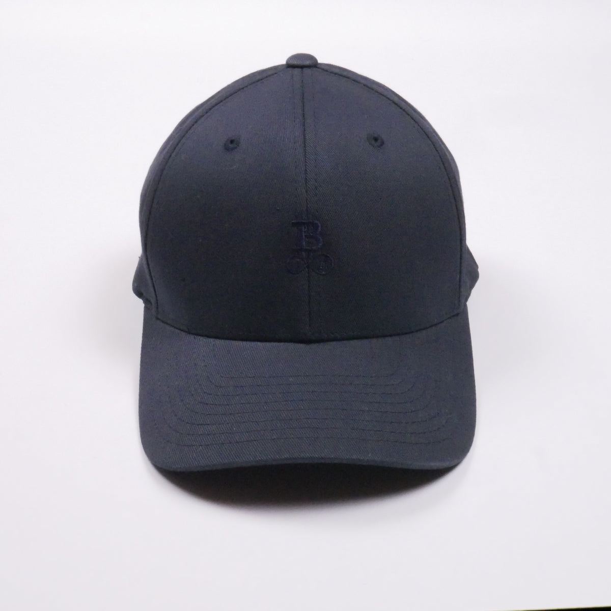Bitcoin Cap Privacy in Navy, Vorderansicht mit Ton in Ton gesticktem Bitcoin21-Logo auf dem Frontpanel