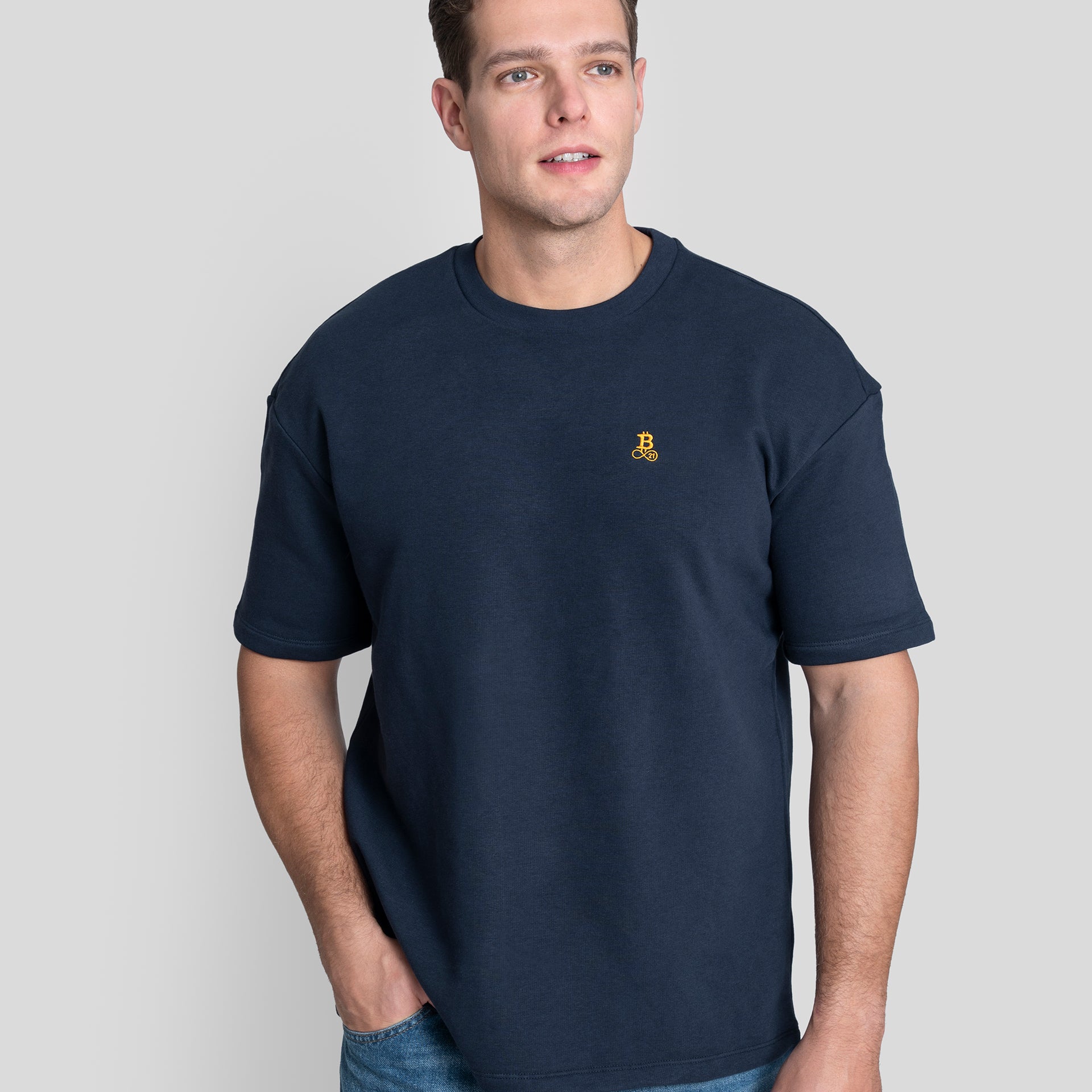 Bitcoin Oversized T-Shirt in Blau für Herren aus schwerer Bio Baumwolle mit orangefarbenen gesticktem Bitcoin21 Logo, lässige Oversized Passform, Model 1,90 m trägt Größe L