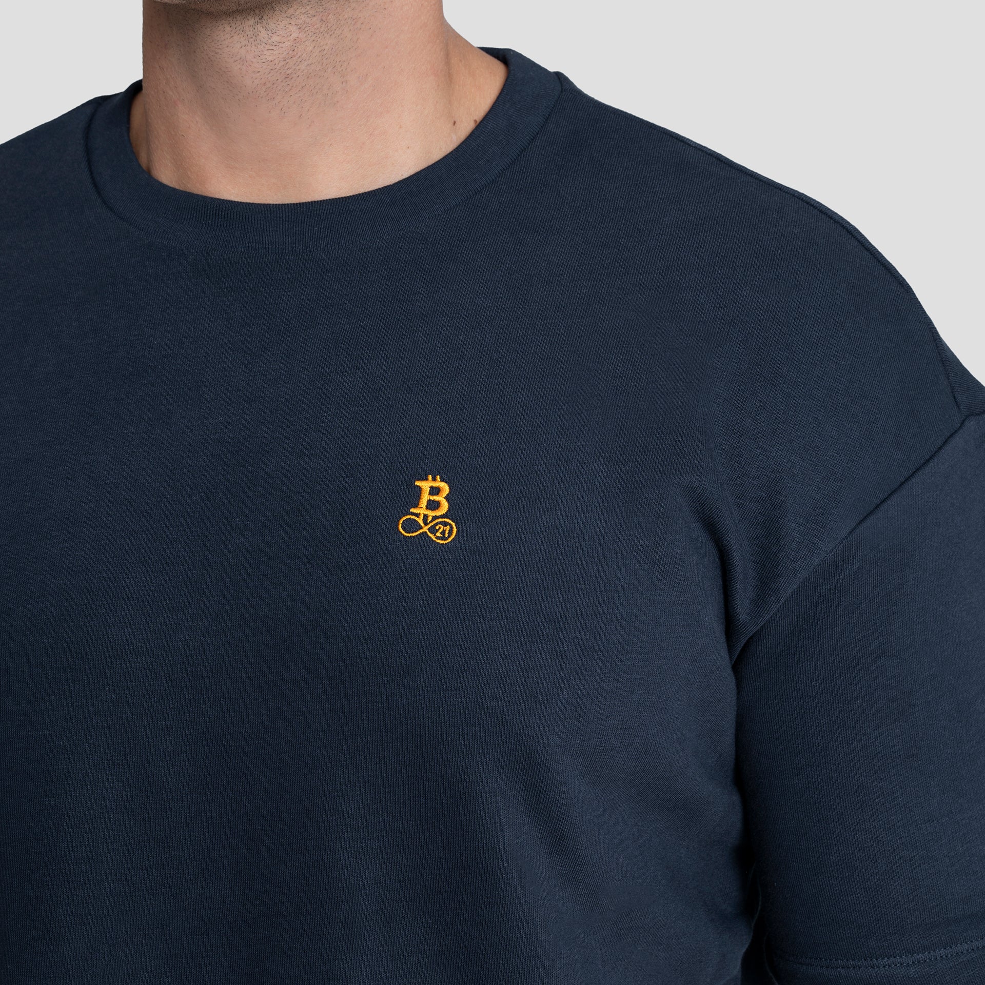 T-shirt Bitcoin Oversize in Blu da uomo in cotone pesante con logo Bitcoin21 ricamato in arancione, dettagli sul modello