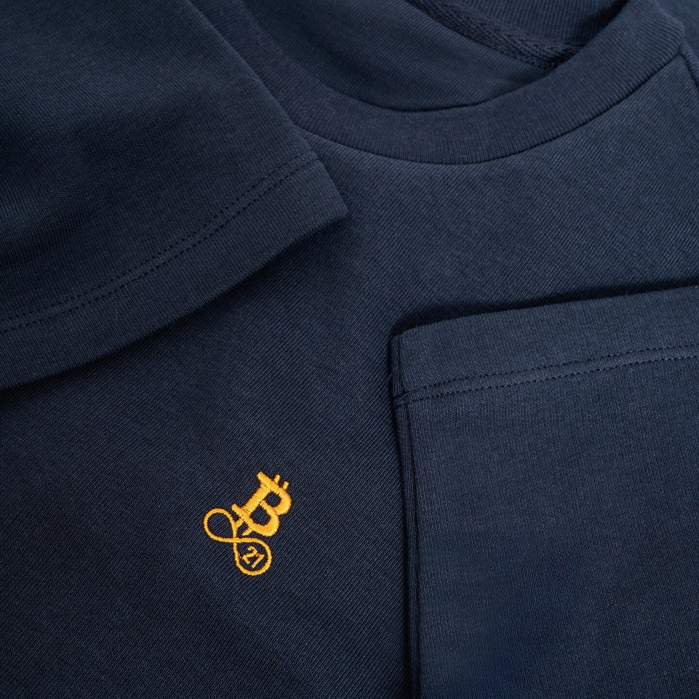 Bitcoin Heavy Oversized T-Shirt navy, Detailaufnahme der Stickerei und Stoffstruktur