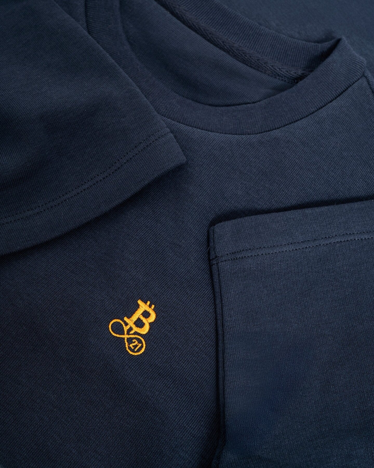 Bitcoin Heavy Oversized T-Shirt navy, Detailaufnahme der Stickerei und Stoffstruktur