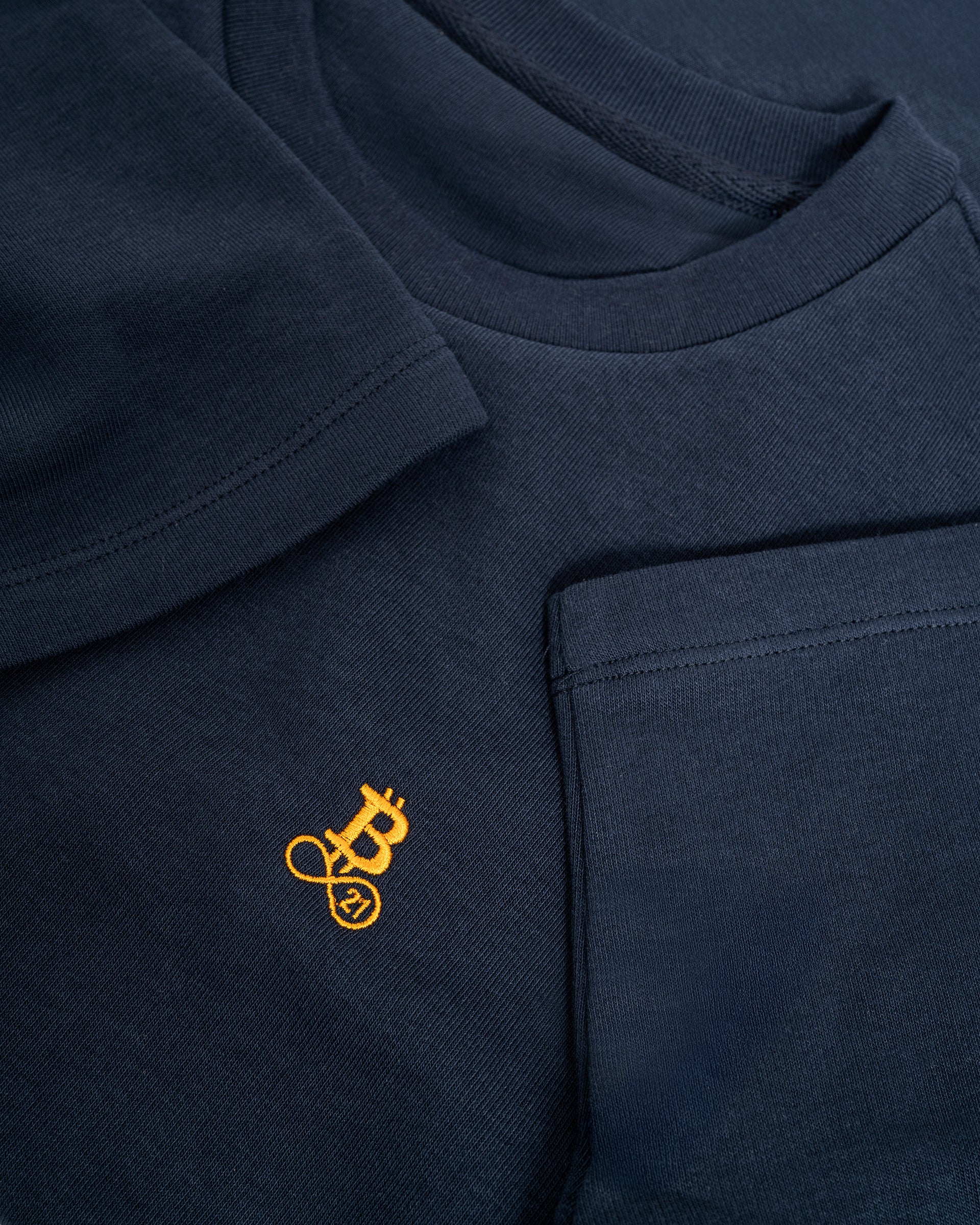 Bitcoin Heavy Oversized T Shirt in Blau für Herren aus schwerer Bio Baumwolle mit orangefarbenen gesticktem Bitcoin21 Logo, Detailaufnahme von Ärmel und Kragen