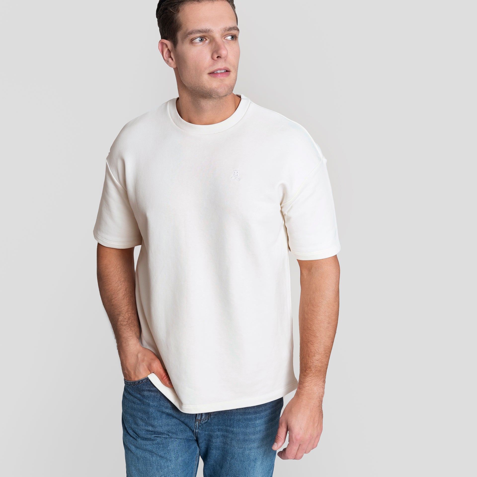 Bitcoin Oversized T-Shirt Privacy - Off-White für Herren aus schwerer Bio Baumwolle mit ton in ton gesticktem Bitcoin21 Logo, lässige Oversized Passform, Model 1,90 m trägt Größe L