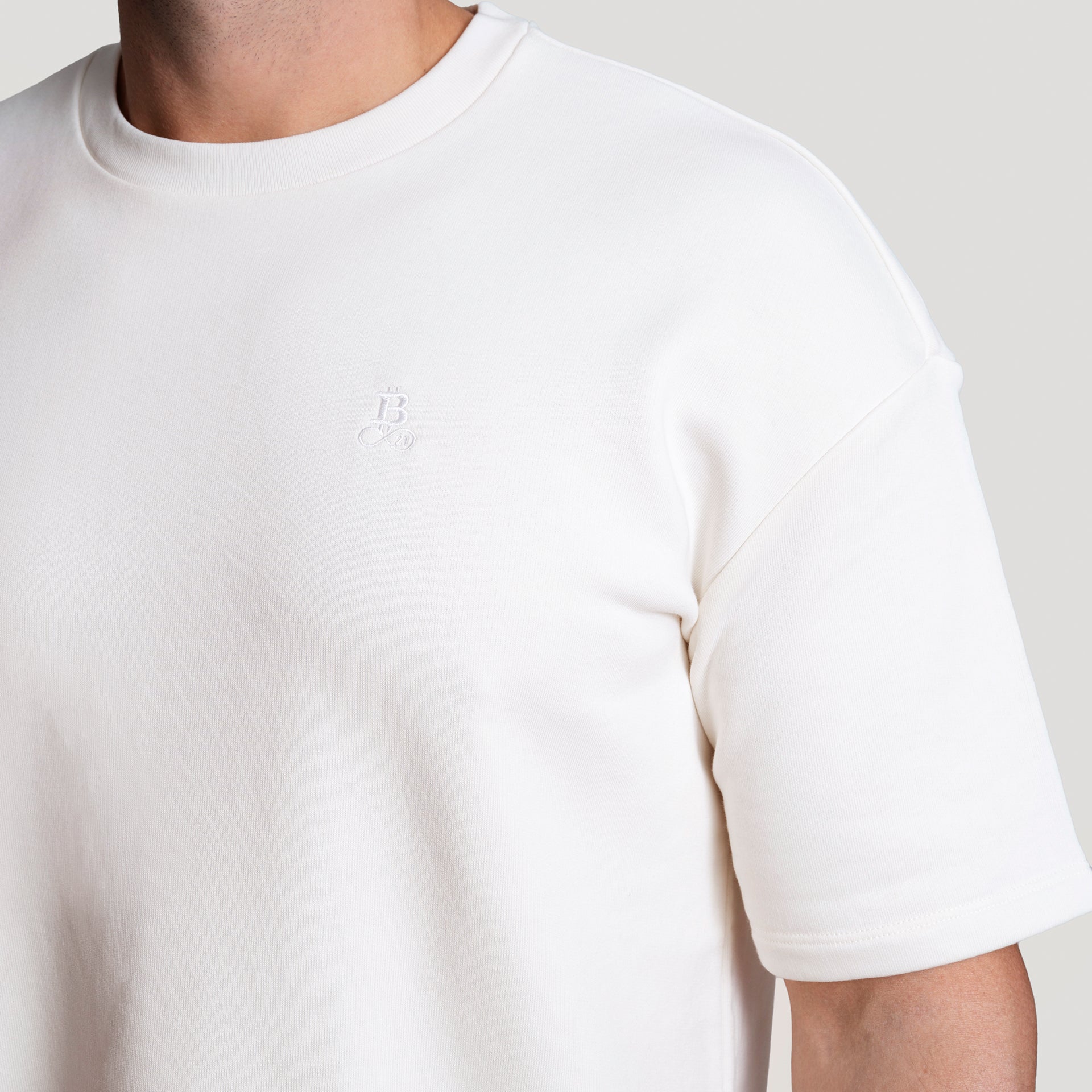 T-shirt Bitcoin Oversize Privacy - Off-White da uomo in cotone pesante, primo piano del logo Bitcoin21 ricamato tono su tono sul petto