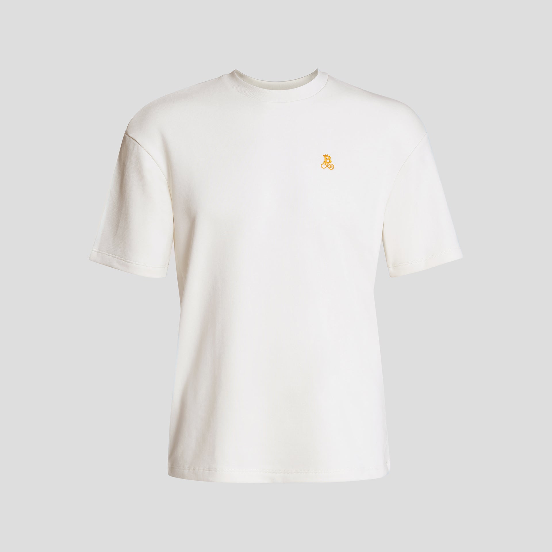 Bitcoin Heavy Oversized T Shirt in Weiß für Herren aus schwerer Bio Baumwolle mit orangefarbenen gesticktem Bitcoin21 Logo, lässige Oversized Passform, freigestellt vor hellem Hintergrund