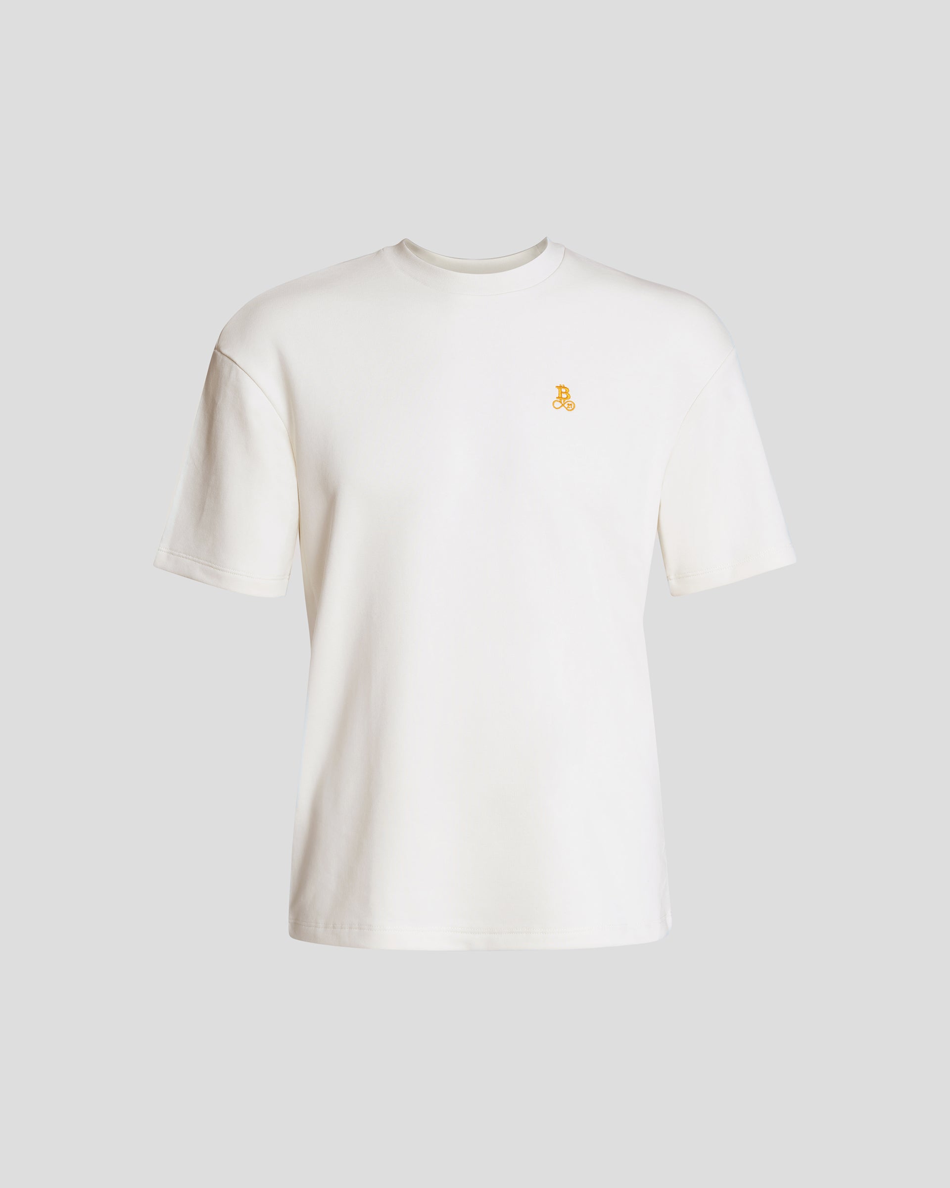 Bitcoin Heavy Oversized T Shirt in Weiß für Herren aus schwerer Bio Baumwolle mit orangefarbenen gesticktem Bitcoin21 Logo, lässige Oversized Passform, freigestellt vor hellem Hintergrund