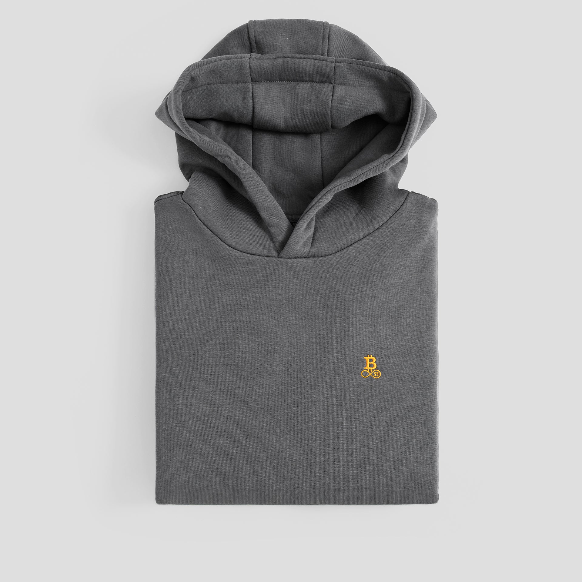 Felpa con cappuccio Bitcoin oversize grigio, felpa piegata con cappuccio visibile e logo arancione Bitcoin21 su fondo chiaro