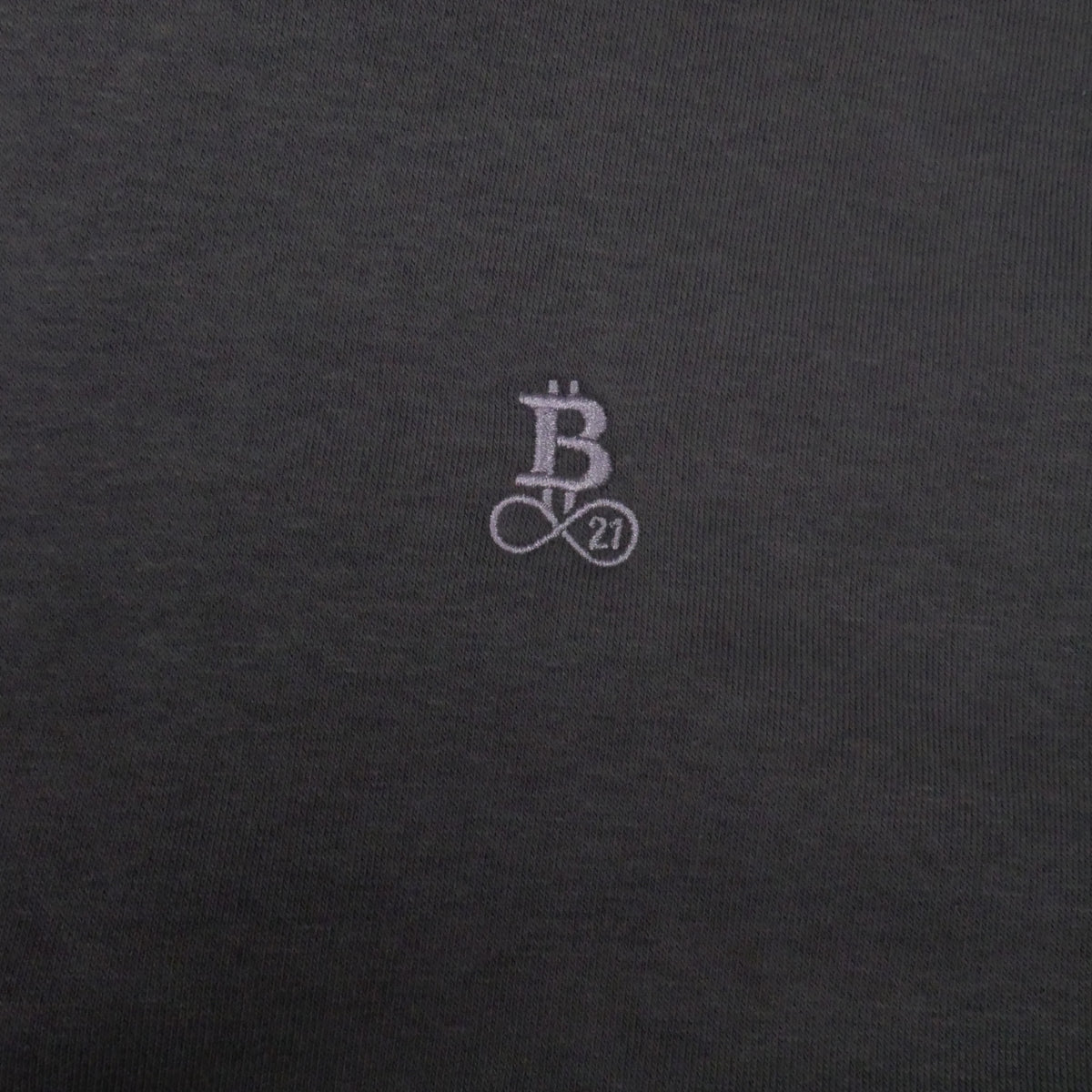 Bitcoin Hoodie Oversized Privacy in Dunkelgrau, Nahaufnahme des Ton in Ton gestickten Bitcoin21-Logos