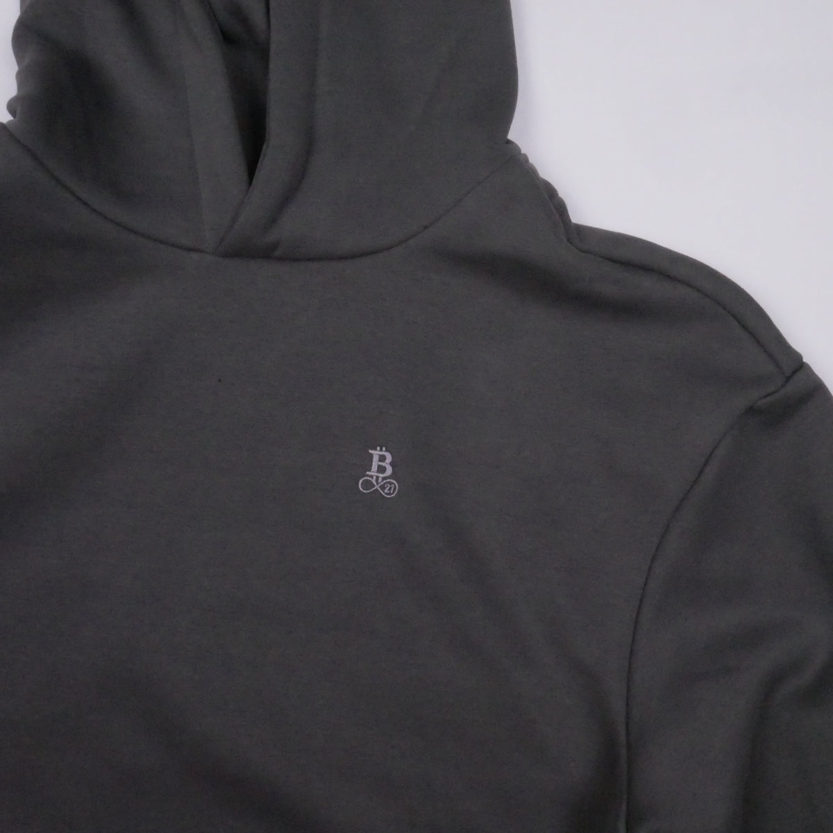 Bitcoin Hoodie Oversized Privacy in Dunkelgrau, Detail von Kapuze und Schulter