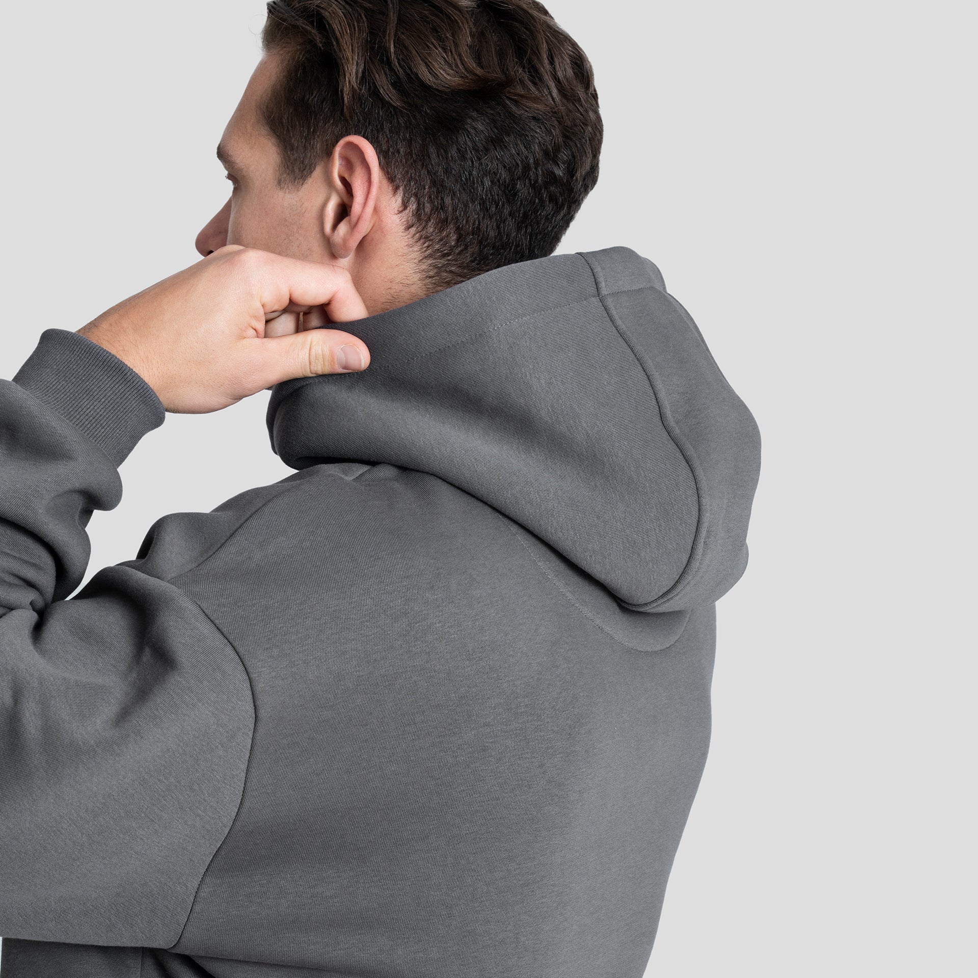 Felpa con cappuccio Bitcoin oversize grigio da uomo in misto cotone pesante, dettaglio del retro e del cappuccio indossato dal modello