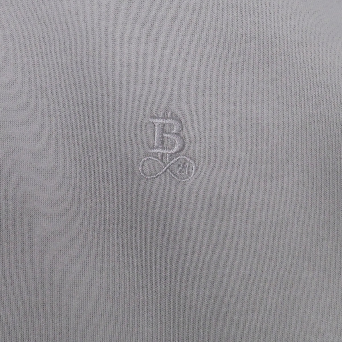 Bitcoin Hoodie Oversized Privacy in Hellgrau, Nahaufnahme des Ton in Ton gestickten Bitcoin21-Logos