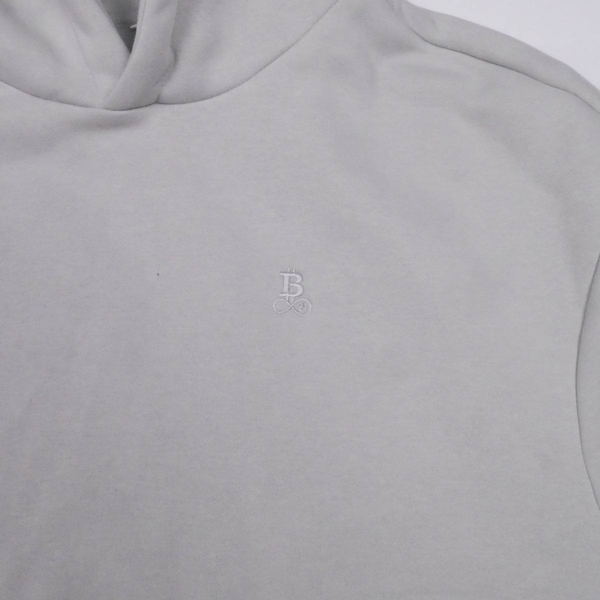 Bitcoin Hoodie Oversized Privacy in Hellgrau, Detail von Kapuze und Schulter