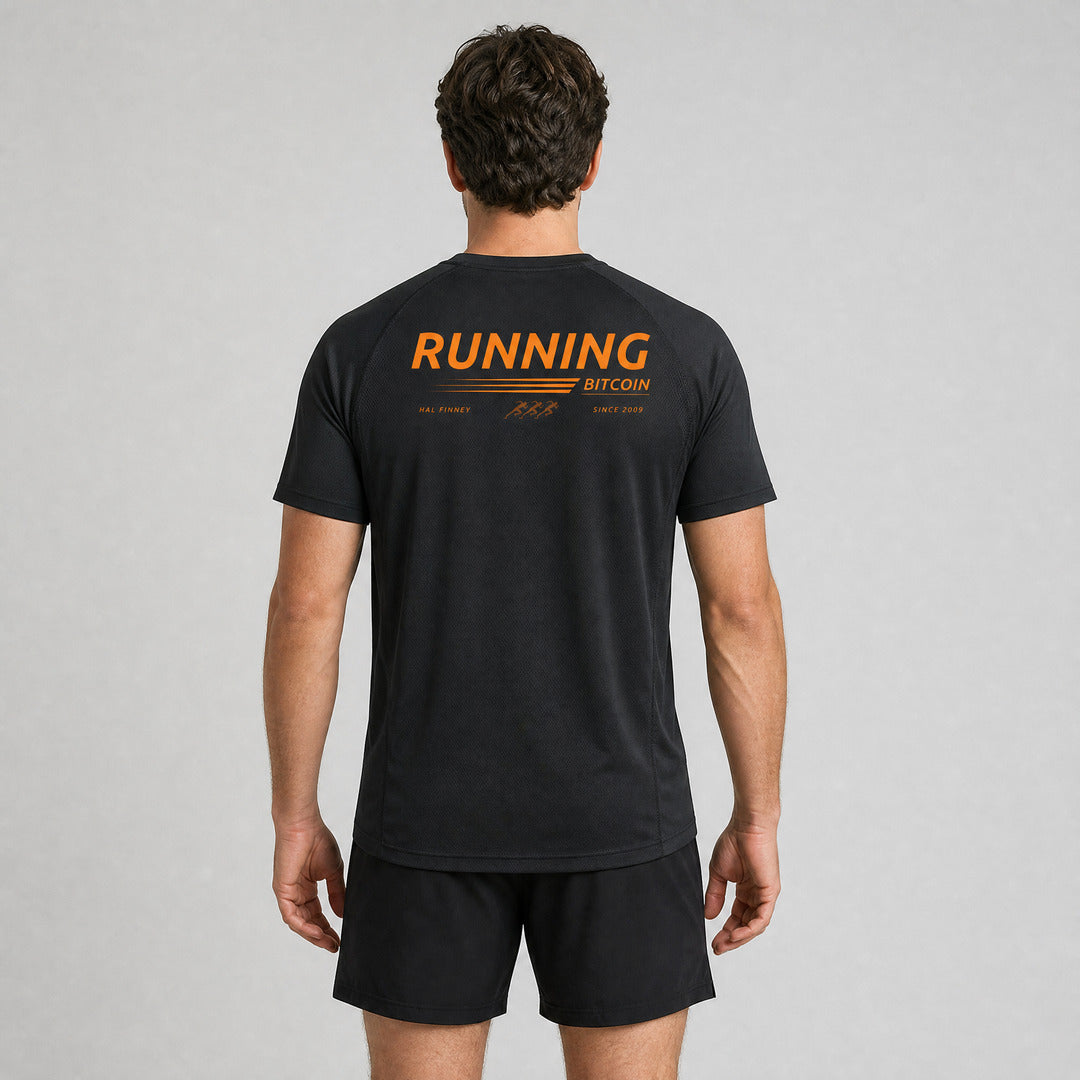 Mann trägt das Bitcoin Laufshirt Running Bitcoin in Schwarz — Rückenprint RUNNING BITCOIN mit Hal Finney und Since 2009