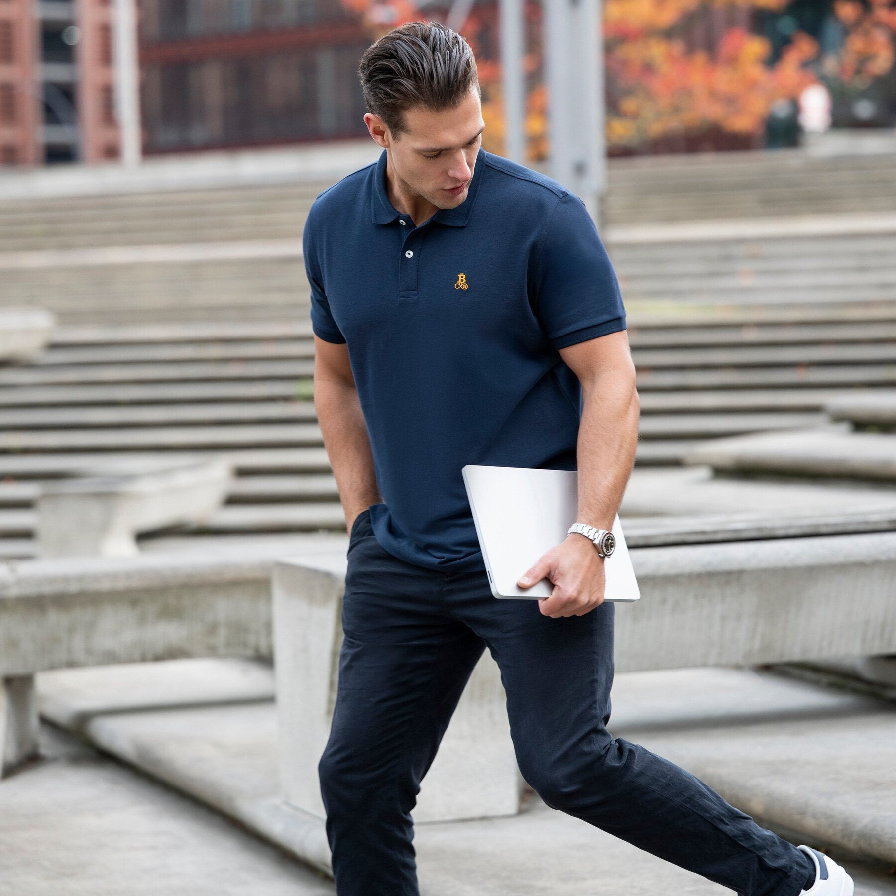 Bitcoin Poloshirt navy für Herren aus hochwertiger Baumwolle mit orangefarbenem gesticktem Bitcoin21 Logo