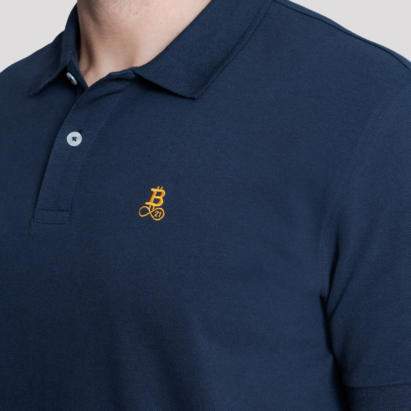 Bitcoin Poloshirt navy, Pique-Stoff mit orangefarbenem gesticktem Bitcoin21 Logo