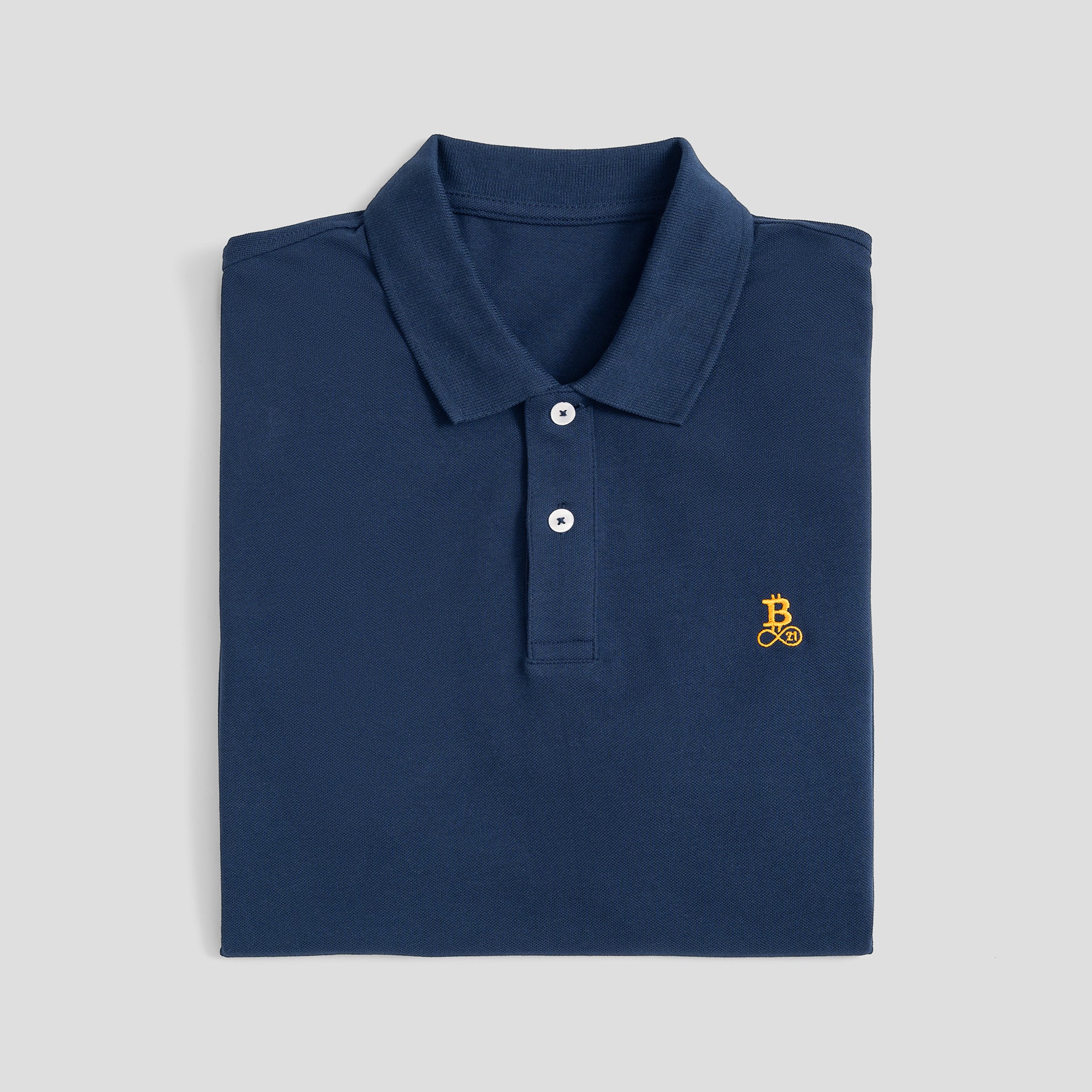 Polo Bitcoin navy da uomo in cotone con logo Bitcoin21 ricamato in arancione, polo classica piegata su fondo chiaro