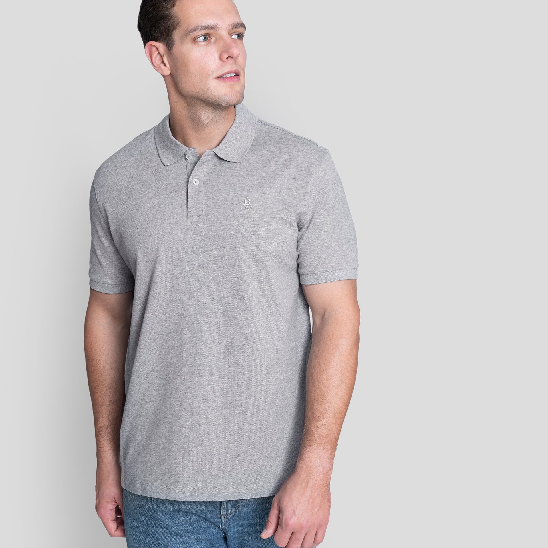 Bitcoin Poloshirt Privacy - Grey für Herren aus weicher Bio Baumwolle mit ton in ton gesticktem Bitcoin21 Logo, klassisches Poloshirt in normaler Passform, Model 1,90 m trägt Größe XL