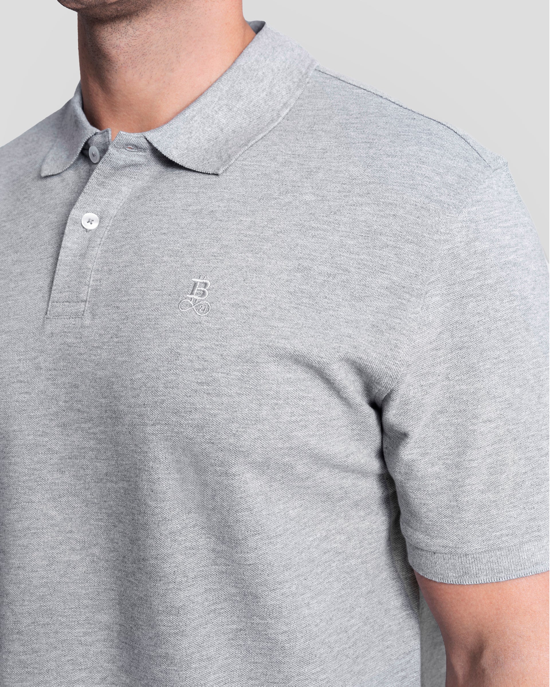 Bitcoin Polo Privacy in Grau für Herren aus Bio Baumwolle, Nahaufnahme von Polokragen, Knopfleiste und ton in ton gesticktem Bitcoin21 Logo