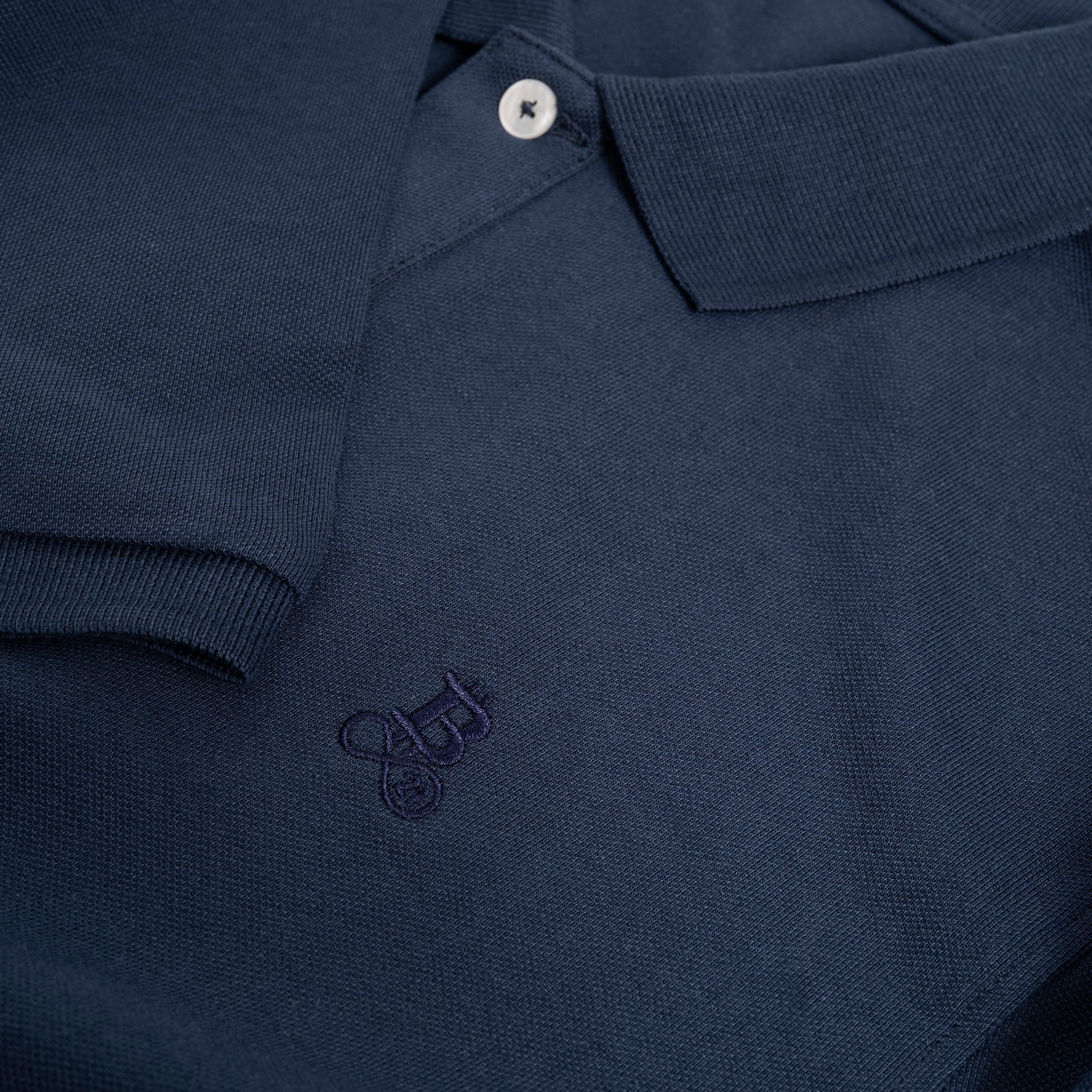 Polo Bitcoin Privacy - navy da uomo in cotone, dettaglio di colletto polo, placket e logo Bitcoin21 ricamato tono su tono