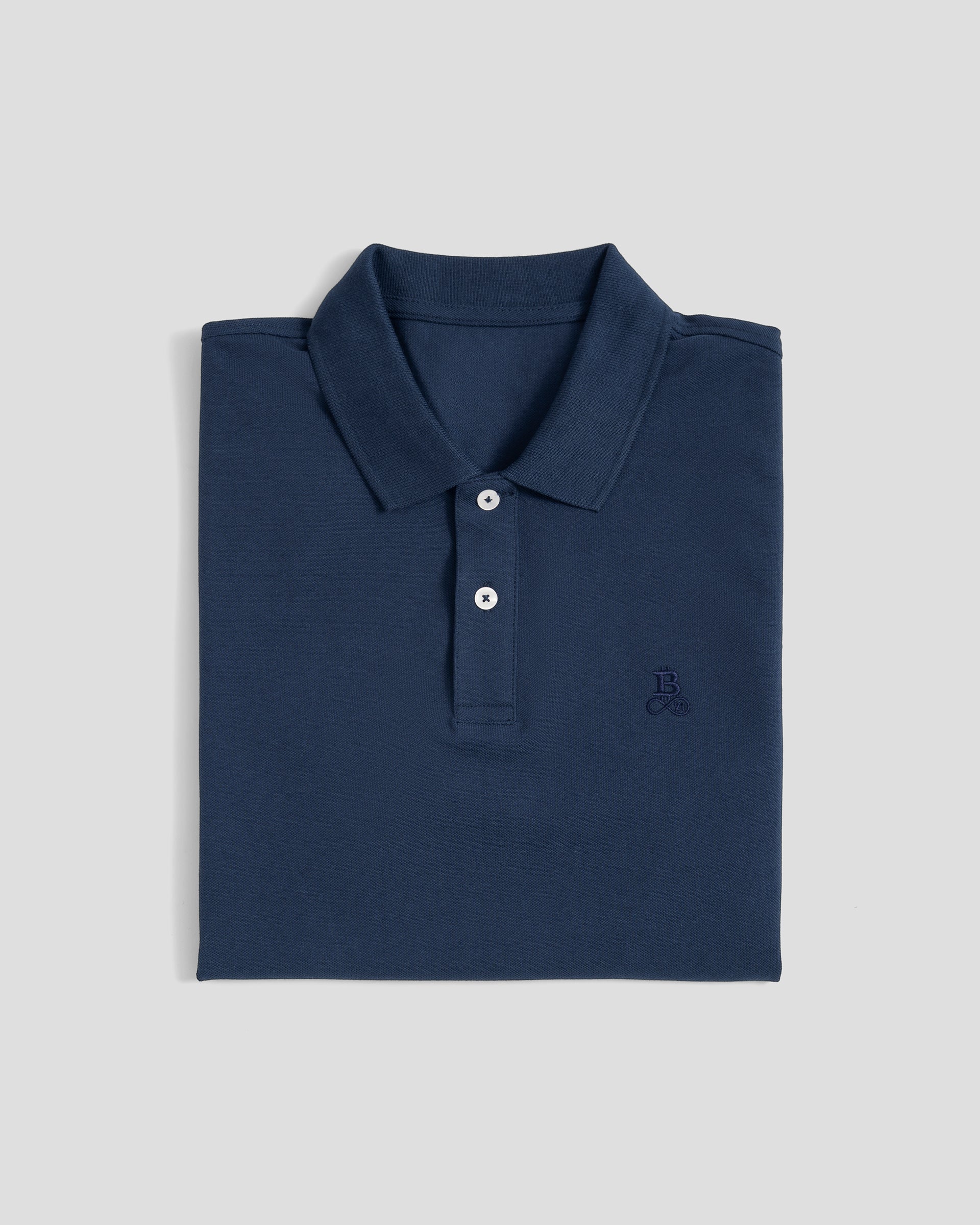 Bitcoin Poloshirt Privacy - Navy für Herren aus Bio Baumwolle mit ton in ton gesticktem Bitcoin21 Logo, klassisches Poloshirt zusammengefaltet vor hellem Hintergrund