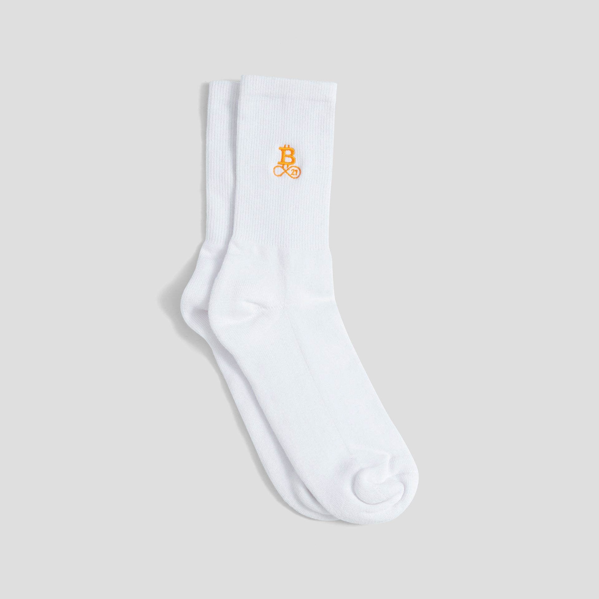 Bitcoin Socken weiß mit orangefarbenem Bitcoin21 Logo auf dem Schaft, klassisches Paar Crew Socken freigestellt vor hellem Hintergrund