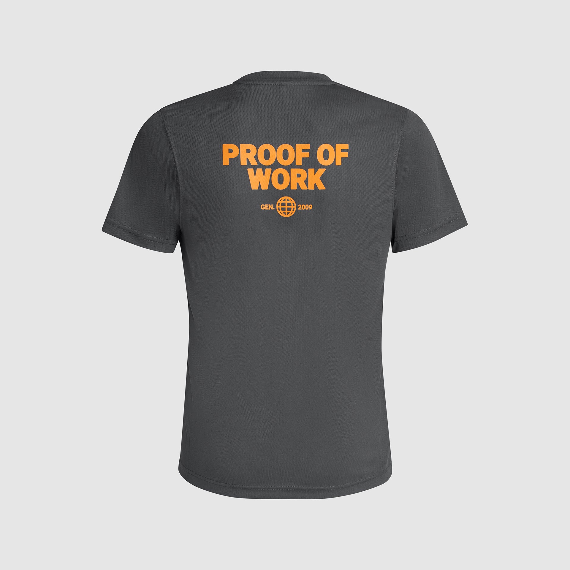 Bitcoin Sportshirt grau für Herren mit großem orangefarbenen Proof of Work Rückenprint, atmungsaktives Funktionsshirt freigestellt vor hellem Hintergrund